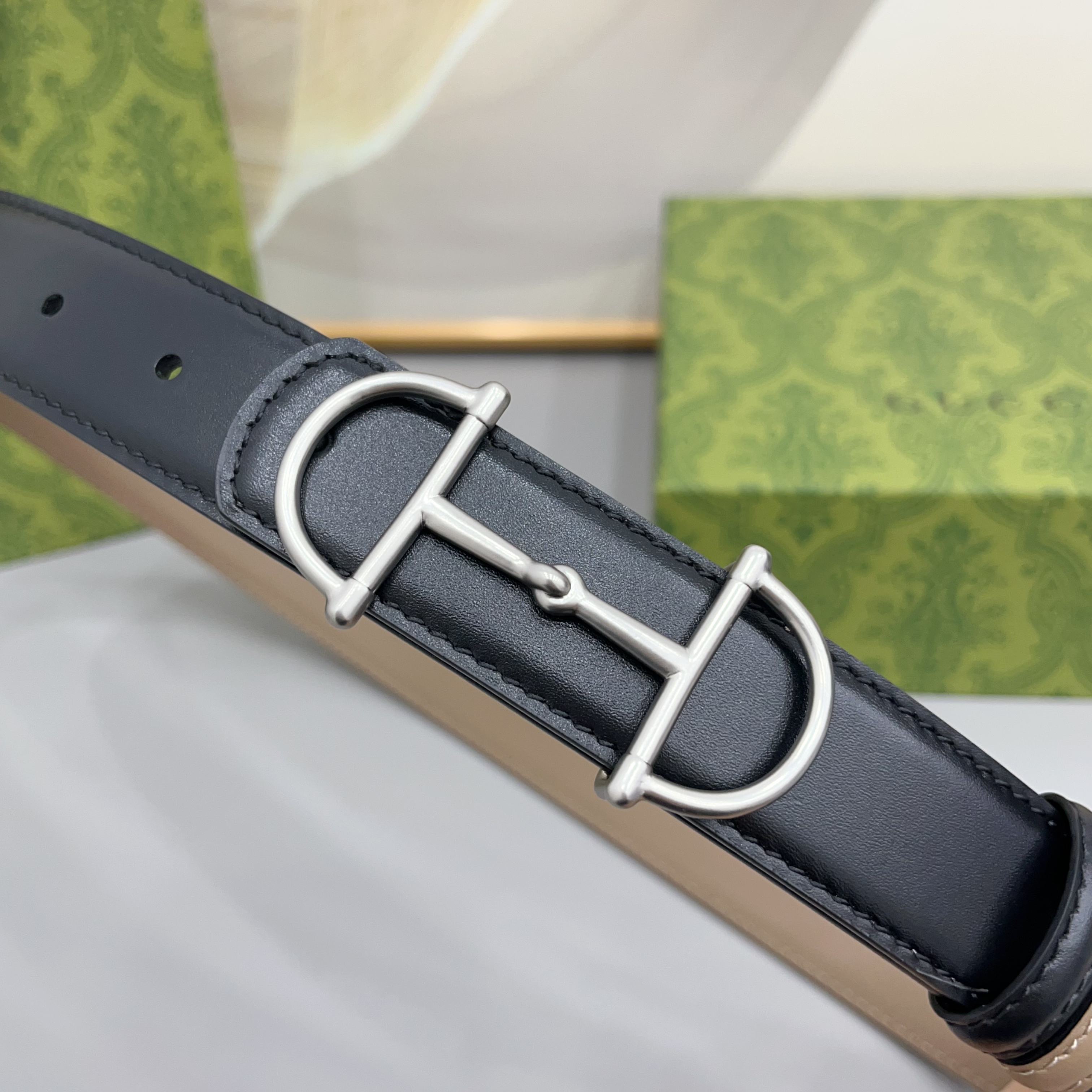 Gucci 古驰 3.0cm马刺是该品牌最受喜爱的标志之一，彰显了其与马术文化的渊源。这款可翻转的细款腰