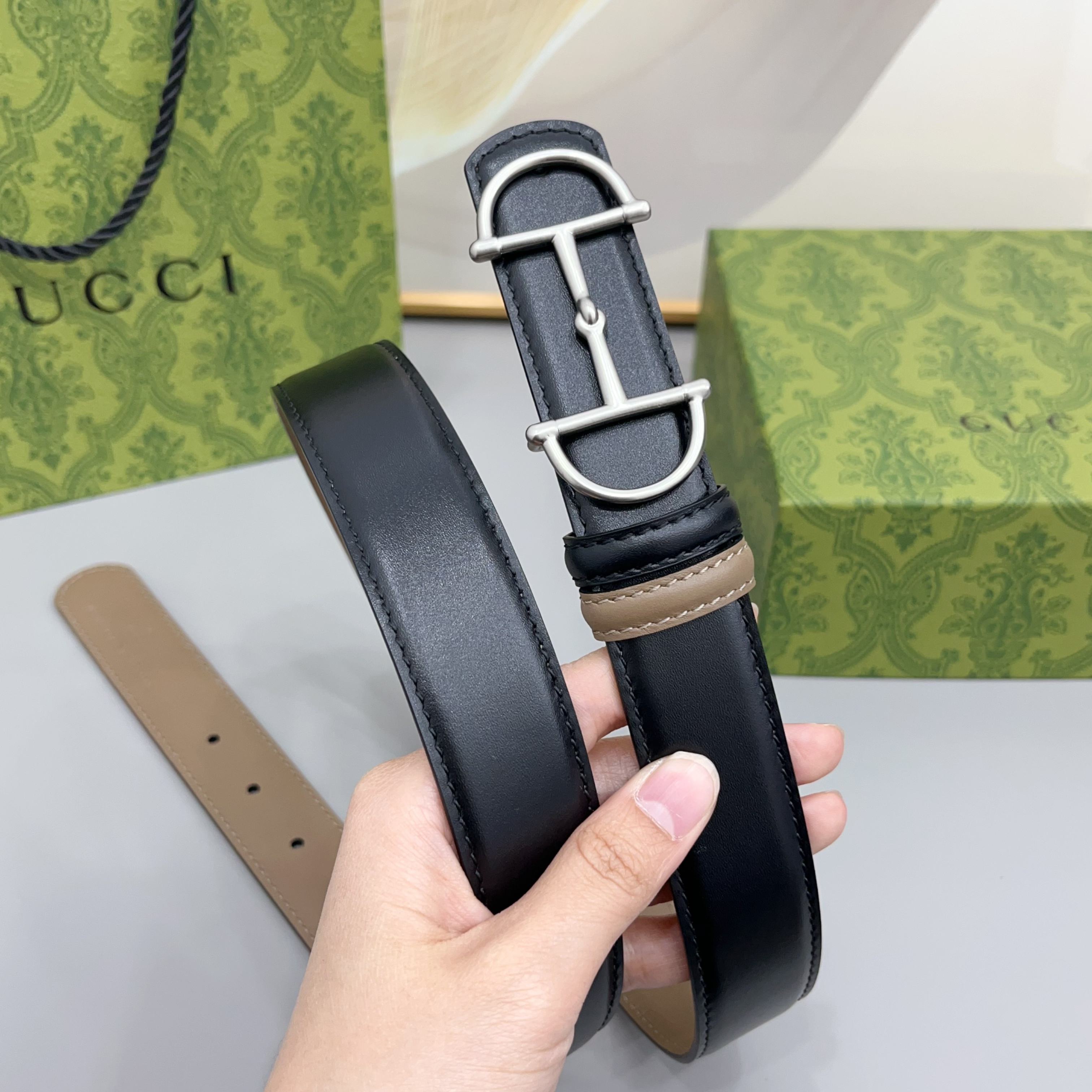 Gucci 古驰 3.0cm马刺是该品牌最受喜爱的标志之一，彰显了其与马术文化的渊源。这款可翻转的细款腰