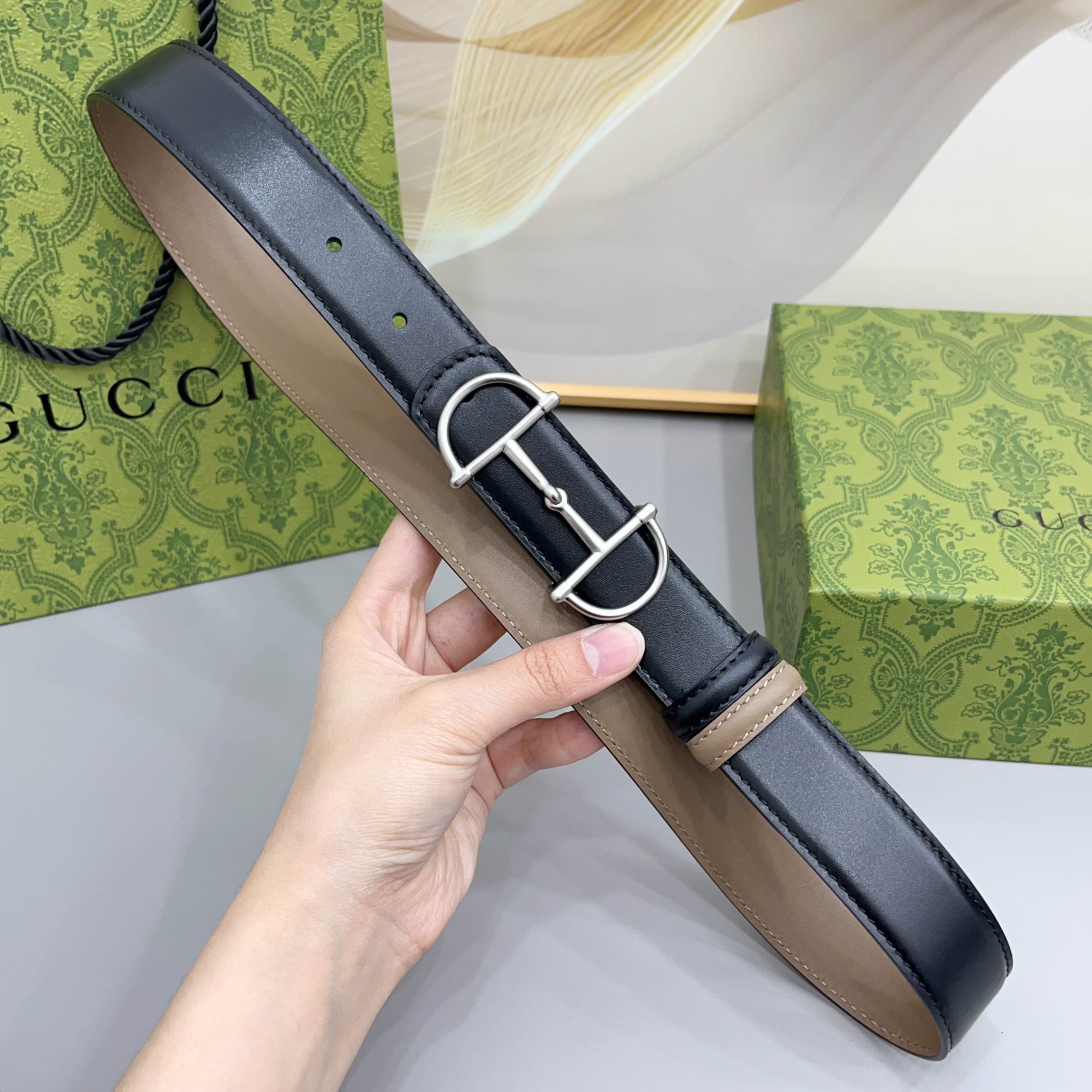 Gucci 古驰 3.0cm马刺是该品牌最受喜爱的标志之一，彰显了其与马术文化的渊源。这款可翻转的细款腰