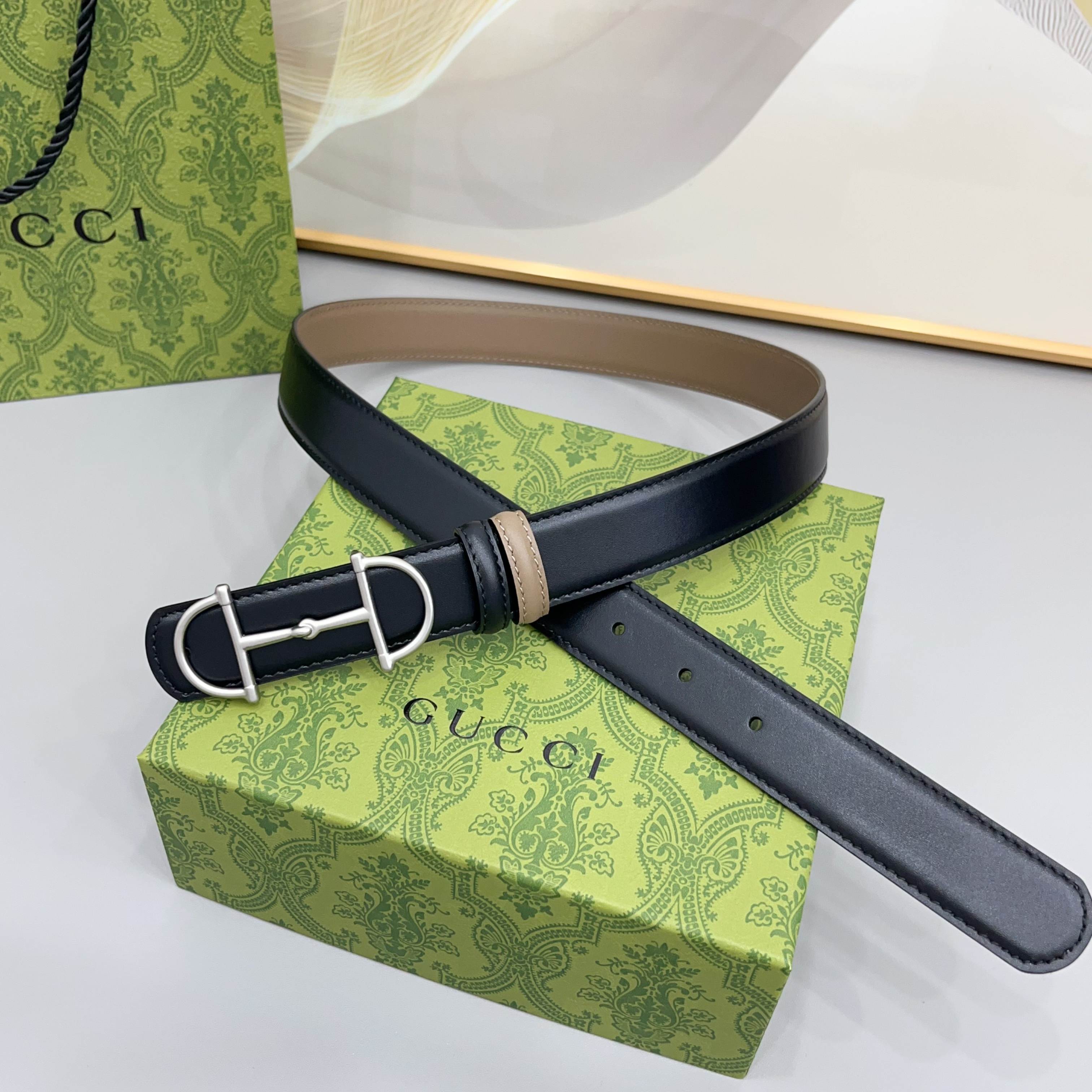 Gucci 古驰 3.0cm马刺是该品牌最受喜爱的标志之一，彰显了其与马术文化的渊源。这款可翻转的细款腰