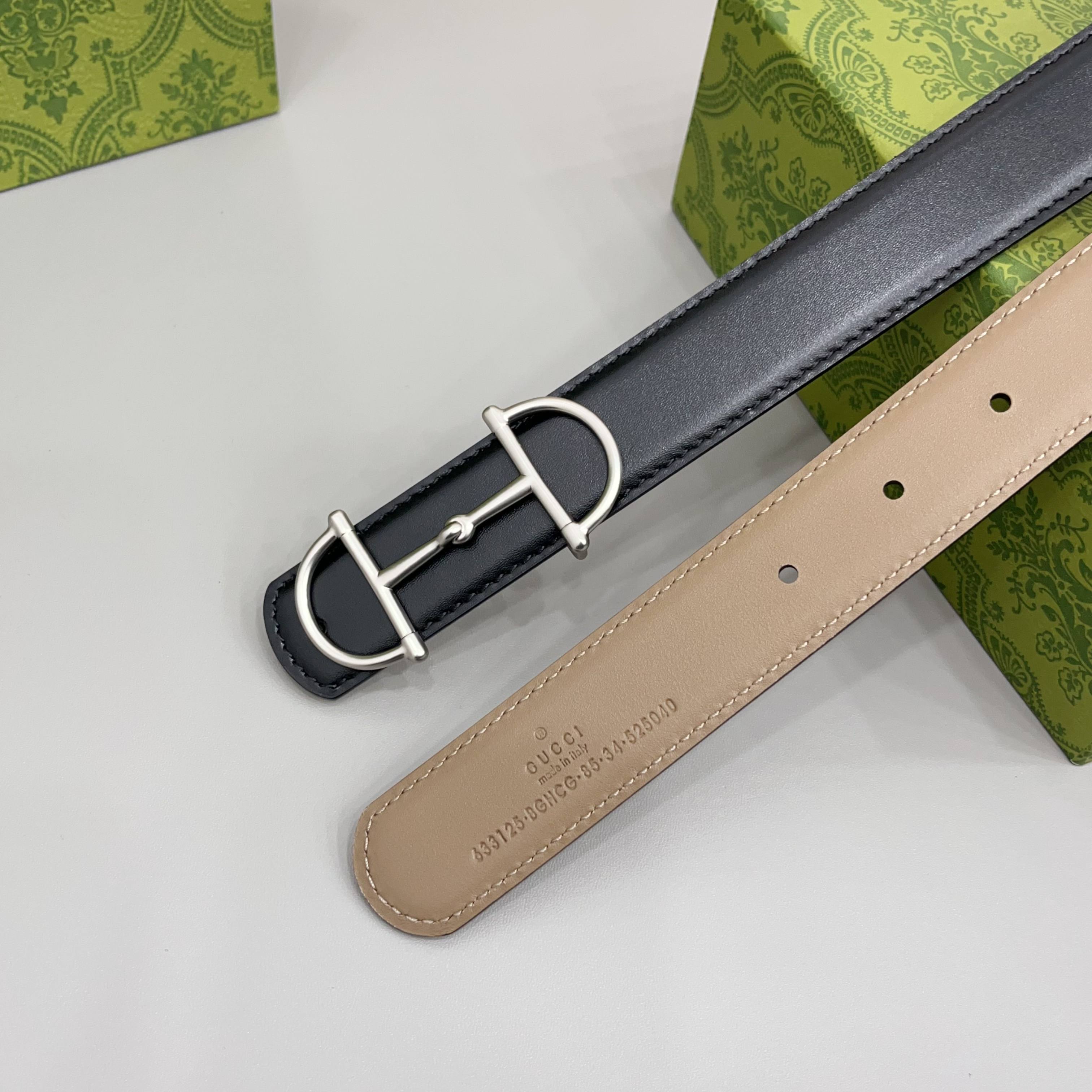 Gucci 古驰 3.0cm马刺是该品牌最受喜爱的标志之一，彰显了其与马术文化的渊源。这款可翻转的细款腰