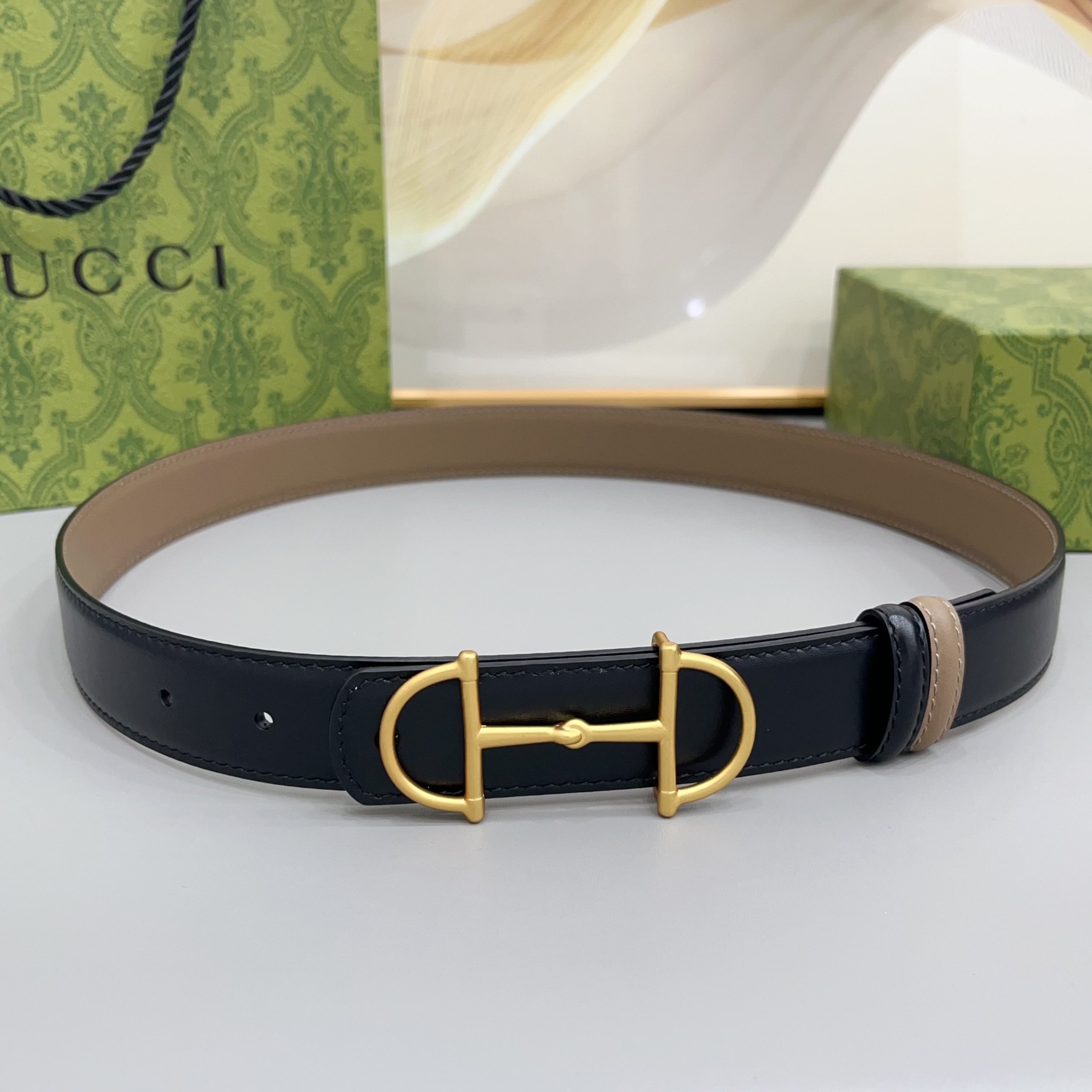 Gucci 古驰 3.0cm马刺是该品牌最受喜爱的标志之一，彰显了其与马术文化的渊源。这款可翻转的细款腰