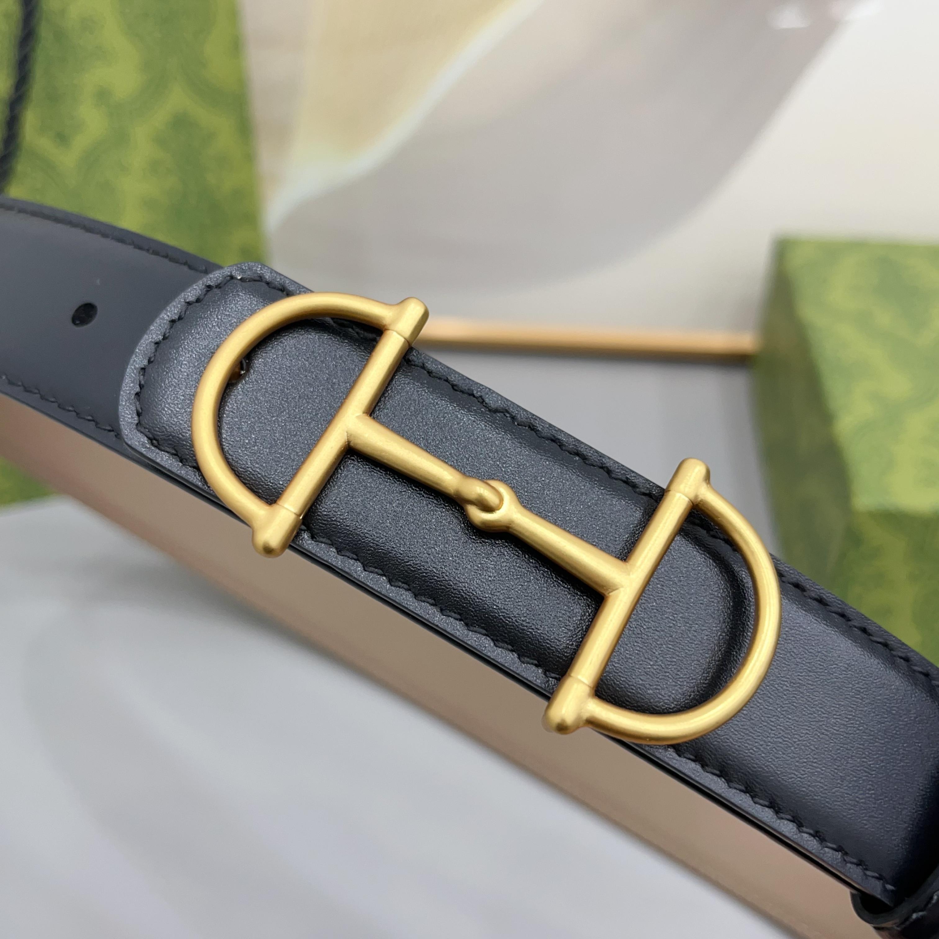 Gucci 古驰 3.0cm马刺是该品牌最受喜爱的标志之一，彰显了其与马术文化的渊源。这款可翻转的细款腰