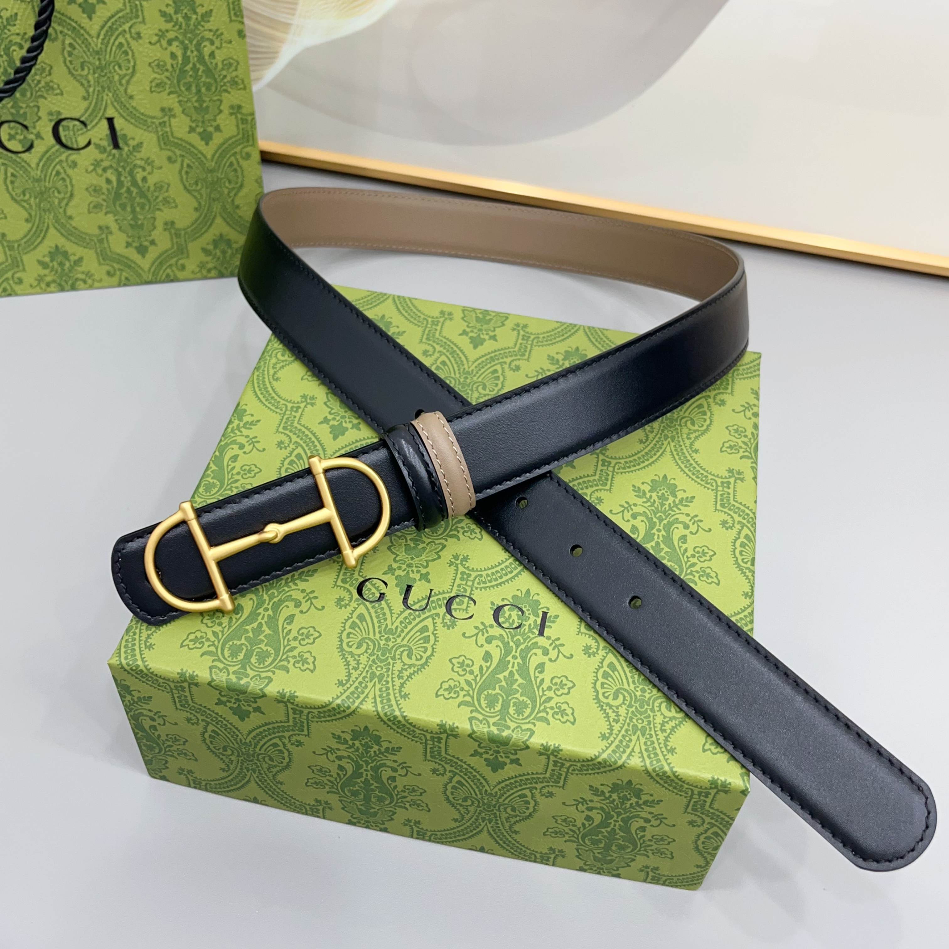 Gucci 古驰 3.0cm马刺是该品牌最受喜爱的标志之一，彰显了其与马术文化的渊源。这款可翻转的细款腰