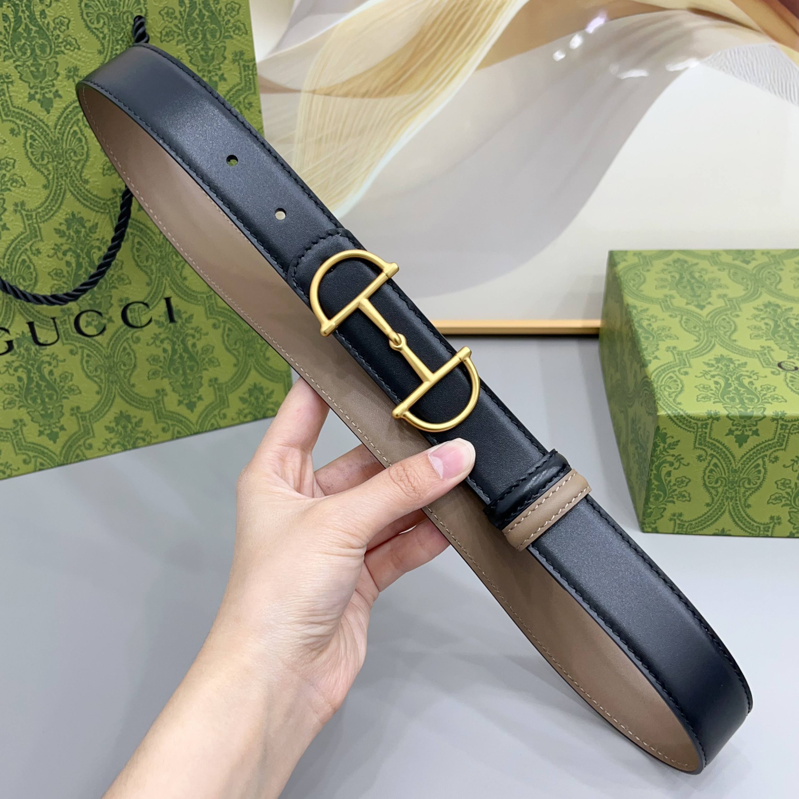 Gucci 古驰 3.0cm马刺是该品牌最受喜爱的标志之一，彰显了其与马术文化的渊源。这款可翻转的细款腰