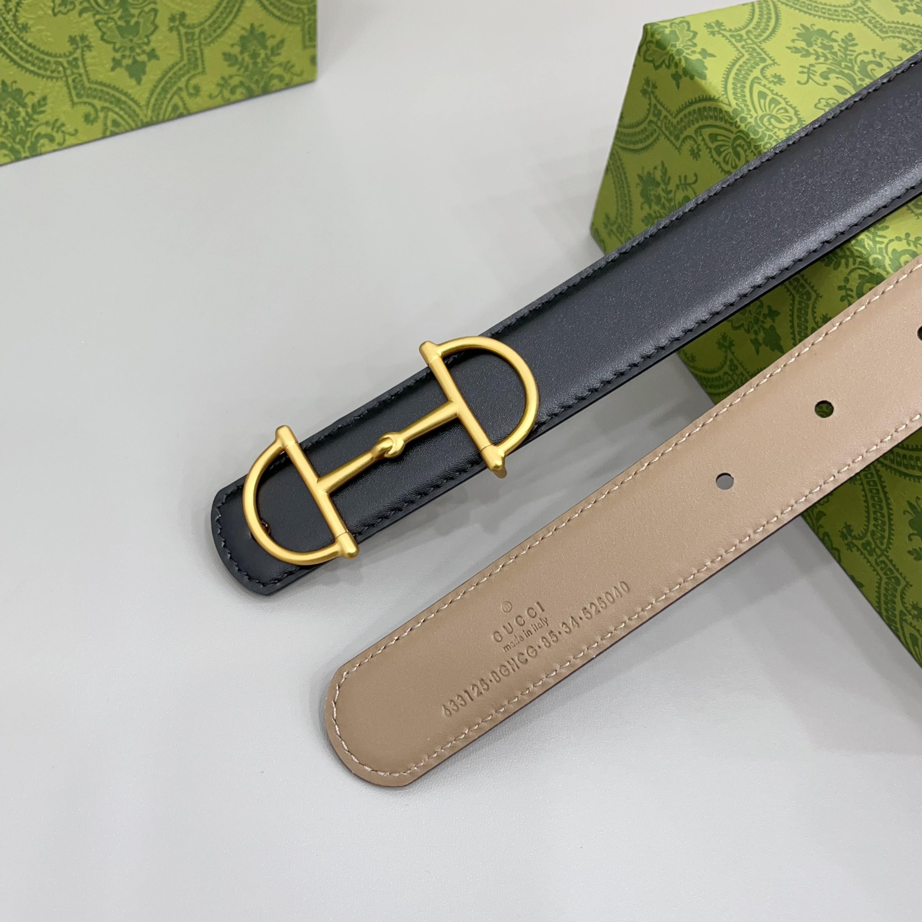 Gucci 古驰 3.0cm马刺是该品牌最受喜爱的标志之一，彰显了其与马术文化的渊源。这款可翻转的细款腰
