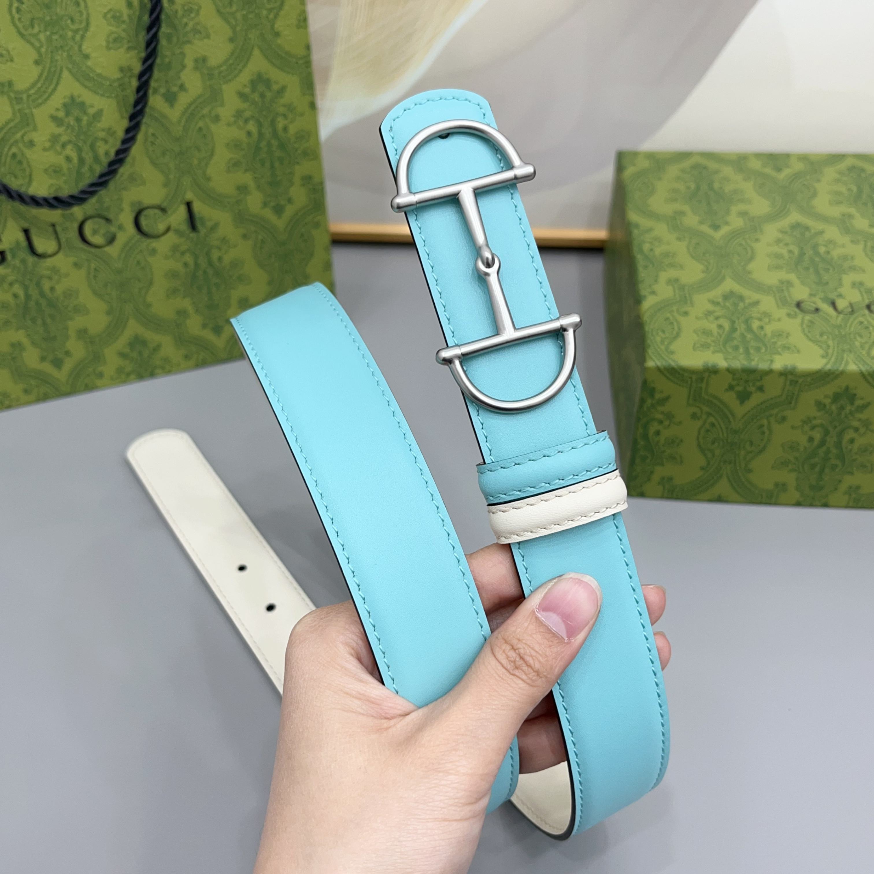 Gucci 古驰 3.0cm马刺是该品牌最受喜爱的标志之一，彰显了其与马术文化的渊源。这款可翻转的细款腰