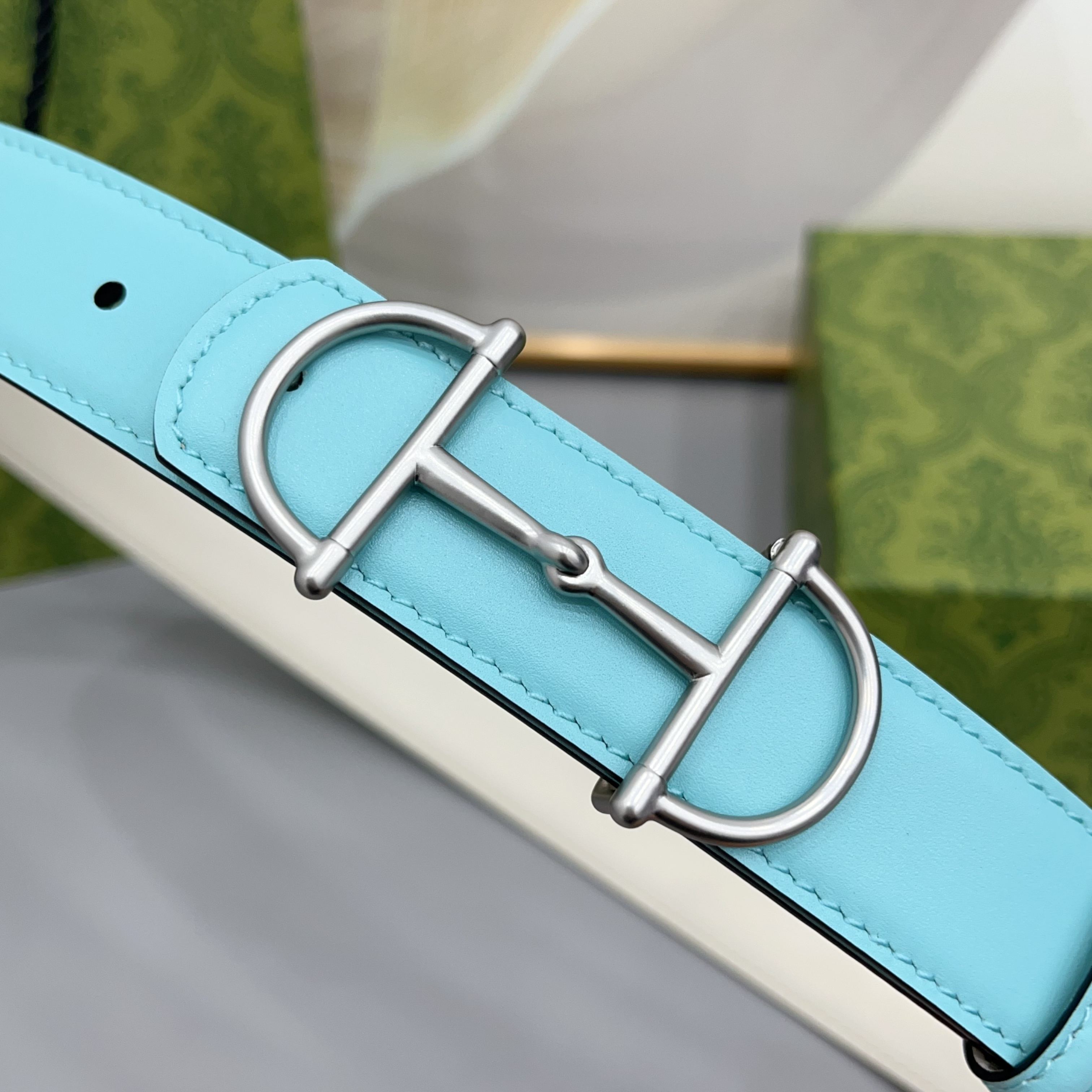 Gucci 古驰 3.0cm马刺是该品牌最受喜爱的标志之一，彰显了其与马术文化的渊源。这款可翻转的细款腰