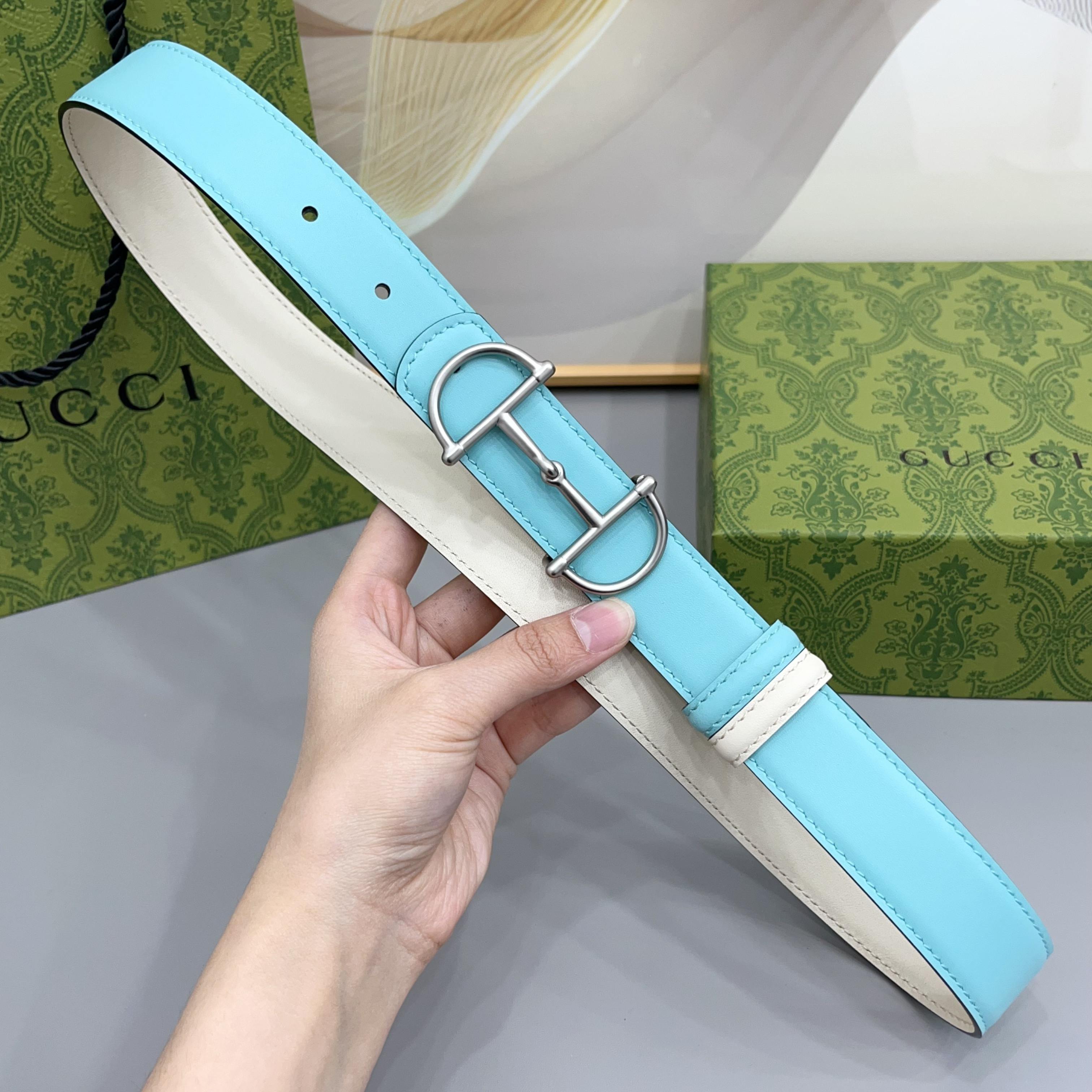 Gucci 古驰 3.0cm马刺是该品牌最受喜爱的标志之一，彰显了其与马术文化的渊源。这款可翻转的细款腰