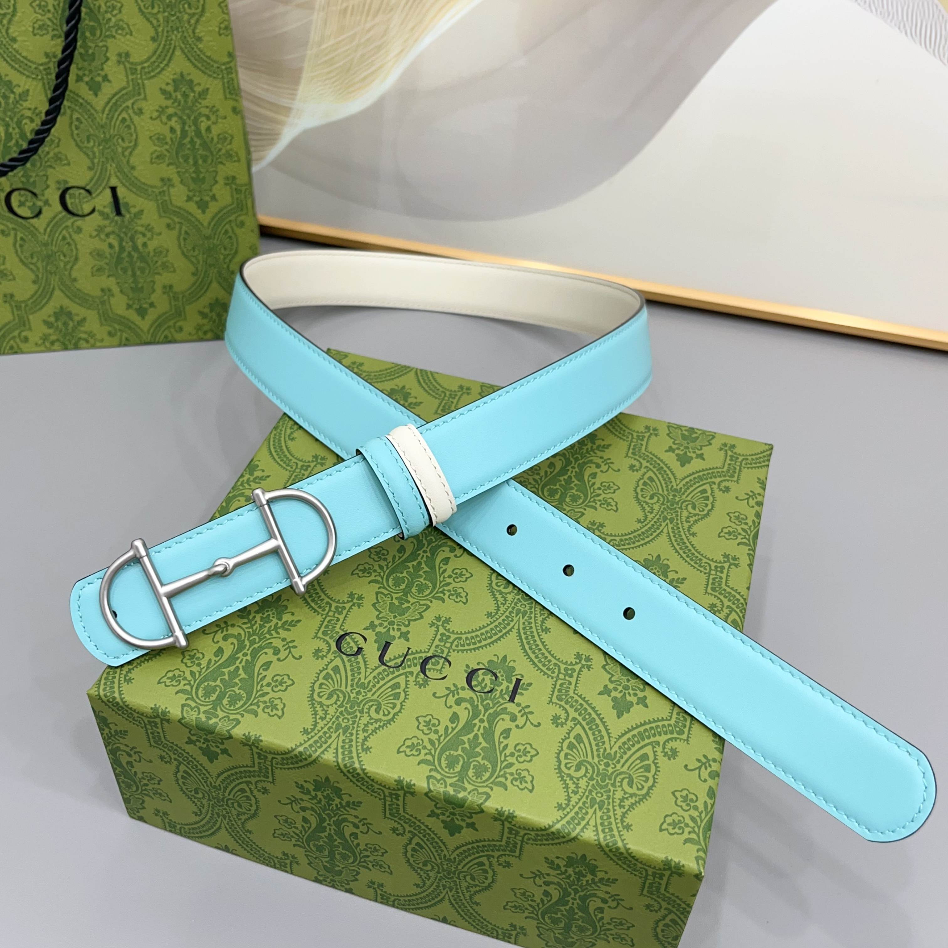 Gucci 古驰 3.0cm马刺是该品牌最受喜爱的标志之一，彰显了其与马术文化的渊源。这款可翻转的细款腰