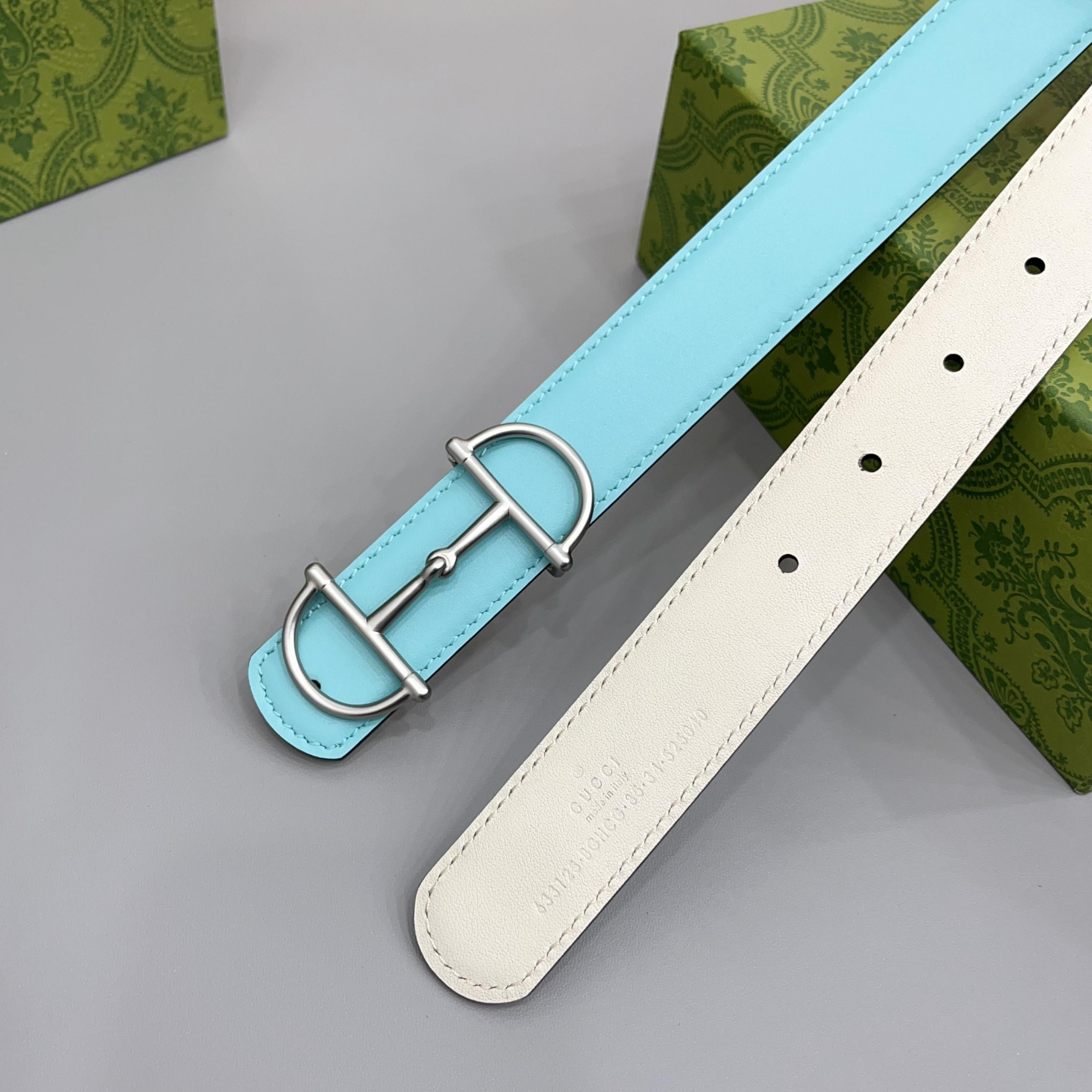 Gucci 古驰 3.0cm马刺是该品牌最受喜爱的标志之一，彰显了其与马术文化的渊源。这款可翻转的细款腰