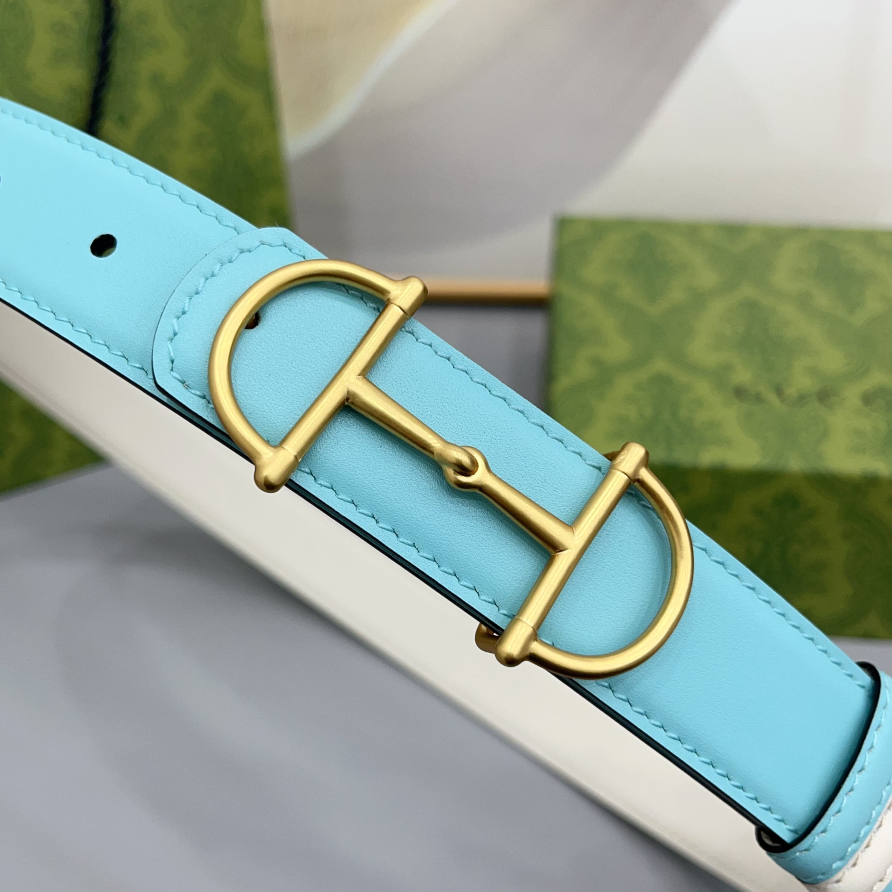 Gucci 古驰 3.0cm马刺是该品牌最受喜爱的标志之一，彰显了其与马术文化的渊源。这款可翻转的细款腰