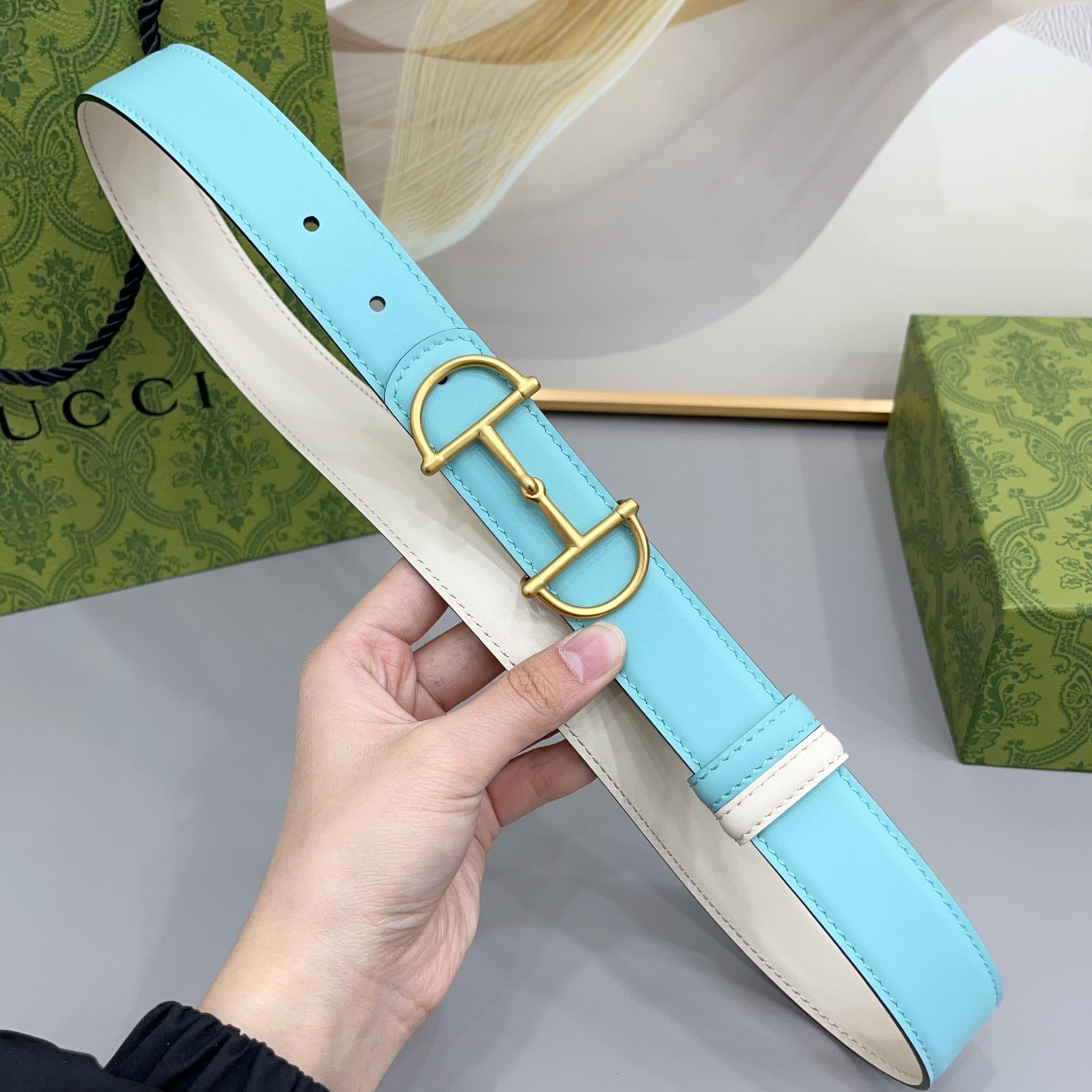 Gucci 古驰 3.0cm马刺是该品牌最受喜爱的标志之一，彰显了其与马术文化的渊源。这款可翻转的细款腰