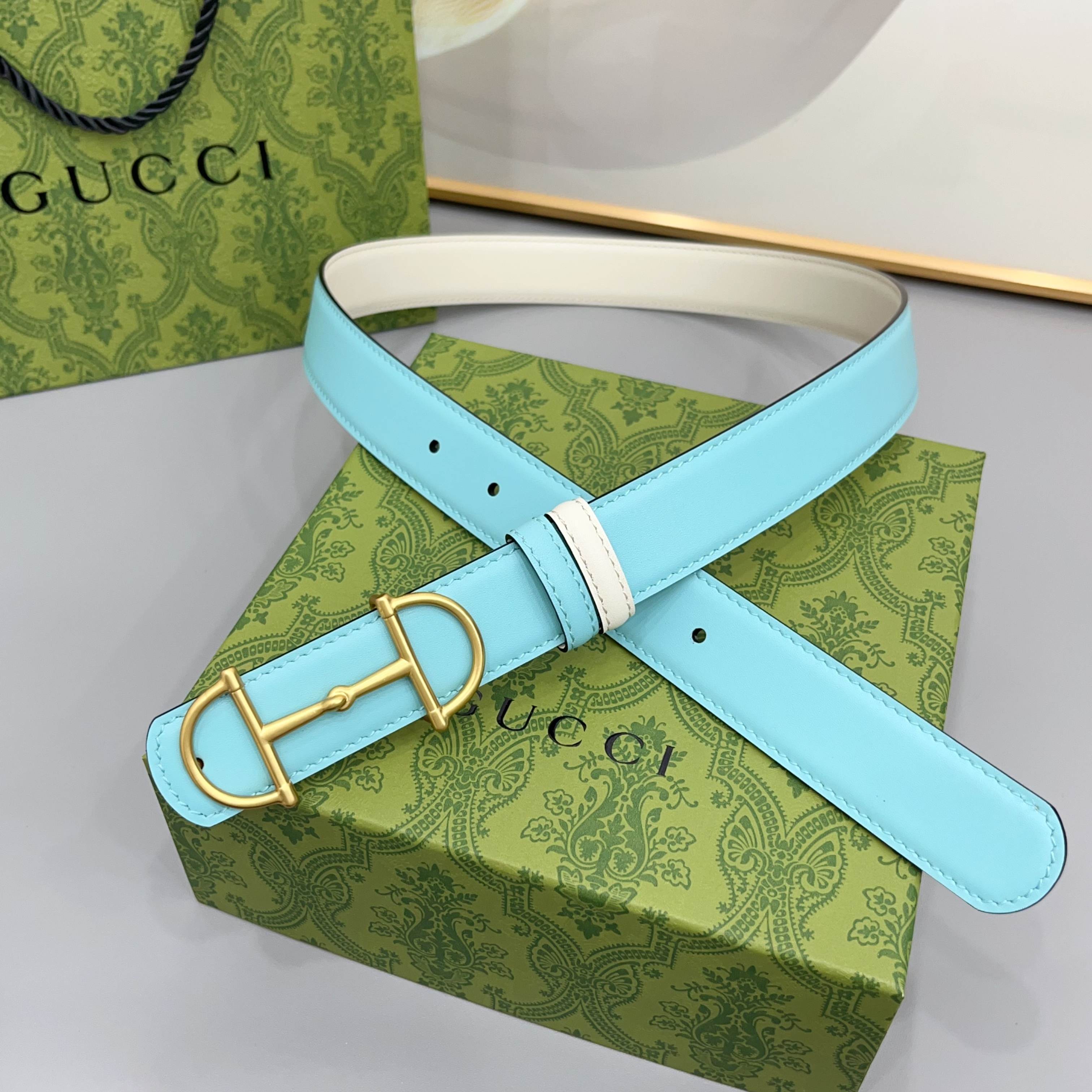 Gucci 古驰 3.0cm马刺是该品牌最受喜爱的标志之一，彰显了其与马术文化的渊源。这款可翻转的细款腰