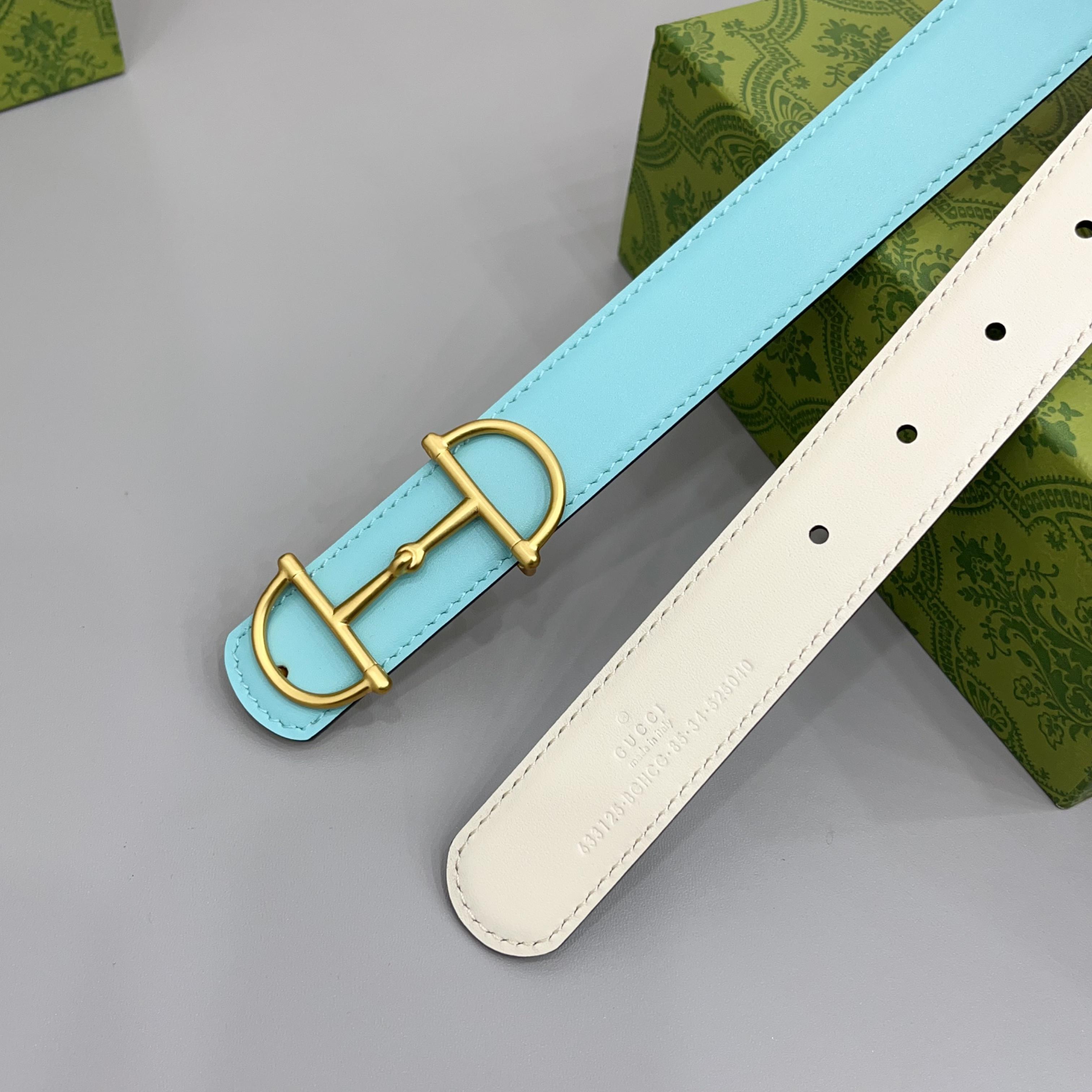 Gucci 古驰 3.0cm马刺是该品牌最受喜爱的标志之一，彰显了其与马术文化的渊源。这款可翻转的细款腰