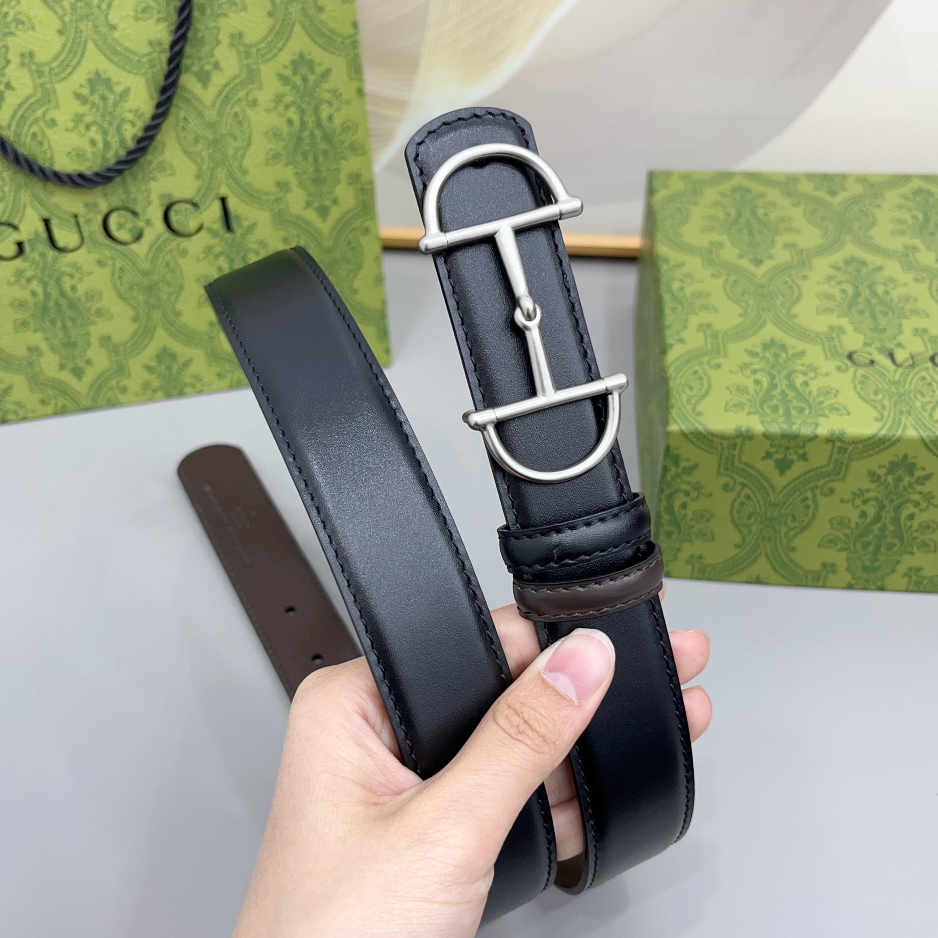 Gucci 古驰 3.0cm马刺是该品牌最受喜爱的标志之一，彰显了其与马术文化的渊源。这款可翻转的细款腰