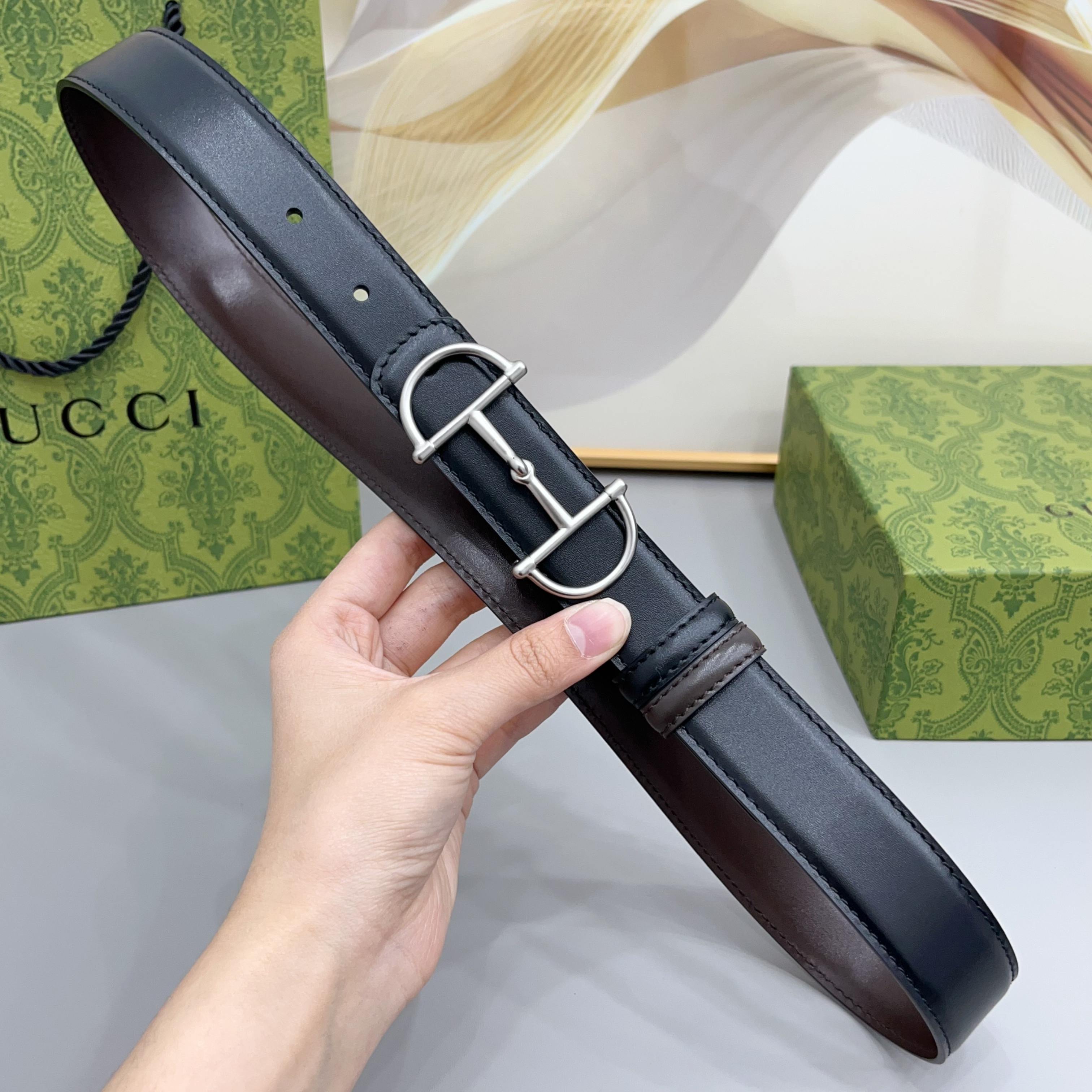 Gucci 古驰 3.0cm马刺是该品牌最受喜爱的标志之一，彰显了其与马术文化的渊源。这款可翻转的细款腰