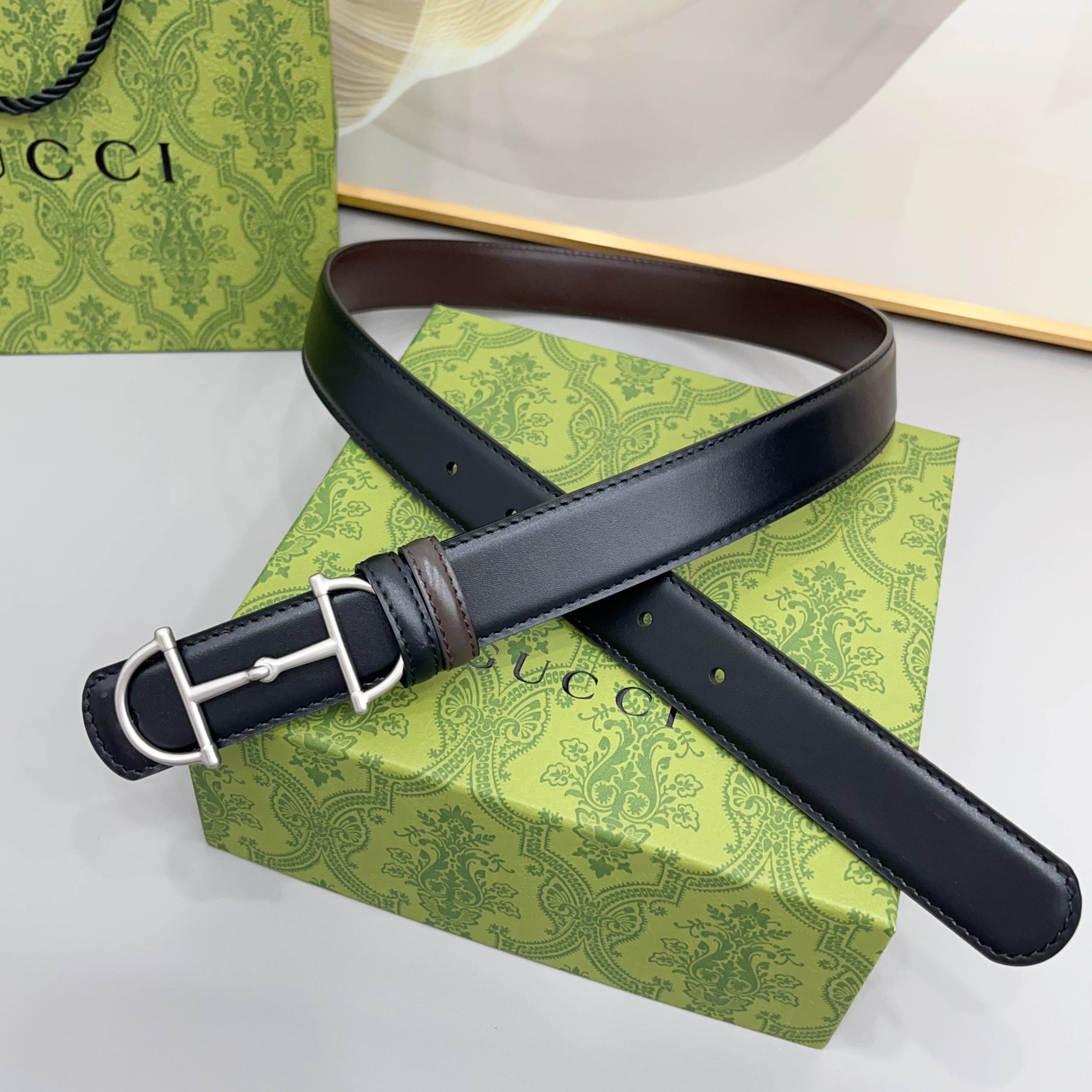 Gucci 古驰 3.0cm马刺是该品牌最受喜爱的标志之一，彰显了其与马术文化的渊源。这款可翻转的细款腰