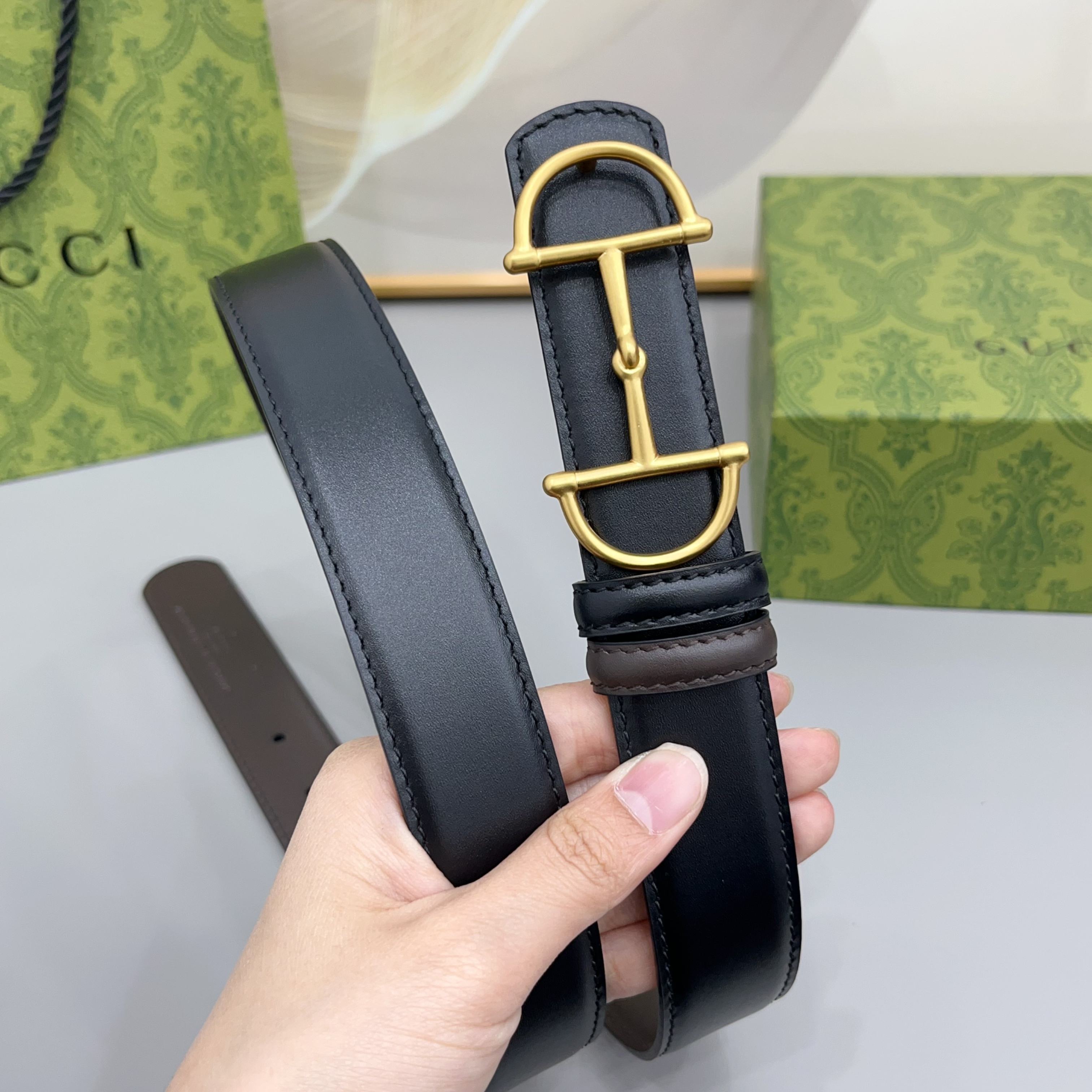 Gucci 古驰 3.0cm马刺是该品牌最受喜爱的标志之一，彰显了其与马术文化的渊源。这款可翻转的细款腰