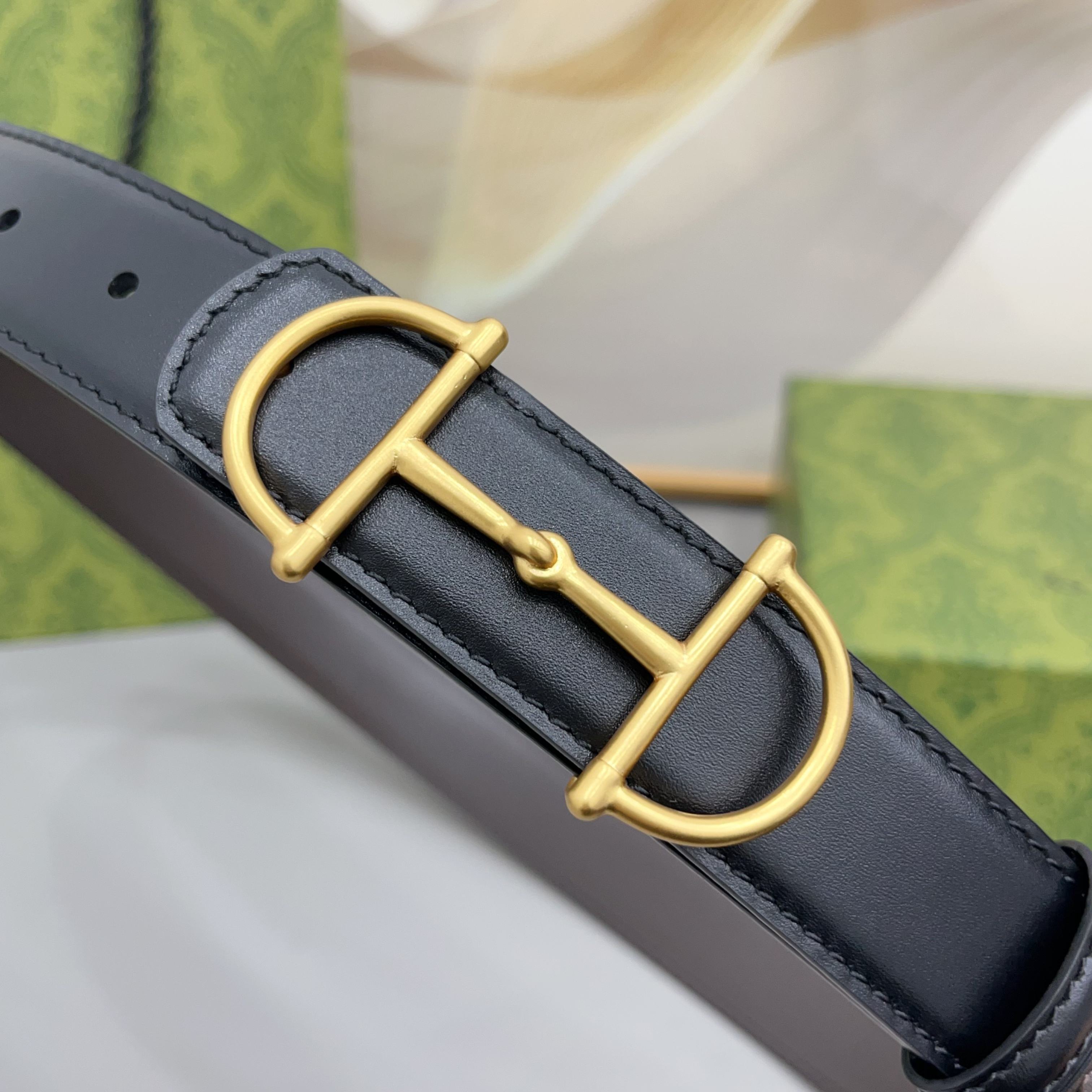 Gucci 古驰 3.0cm马刺是该品牌最受喜爱的标志之一，彰显了其与马术文化的渊源。这款可翻转的细款腰