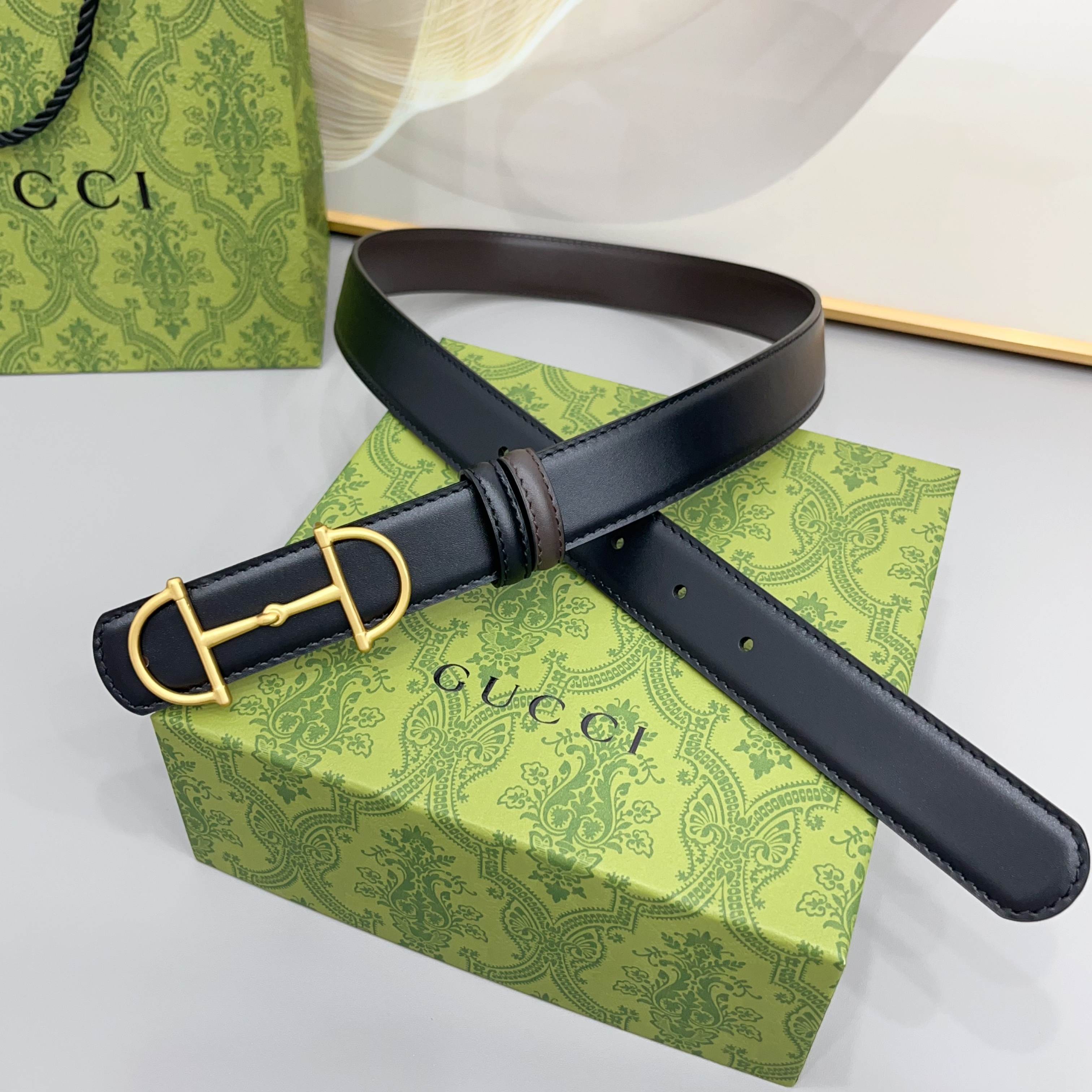 Gucci 古驰 3.0cm马刺是该品牌最受喜爱的标志之一，彰显了其与马术文化的渊源。这款可翻转的细款腰