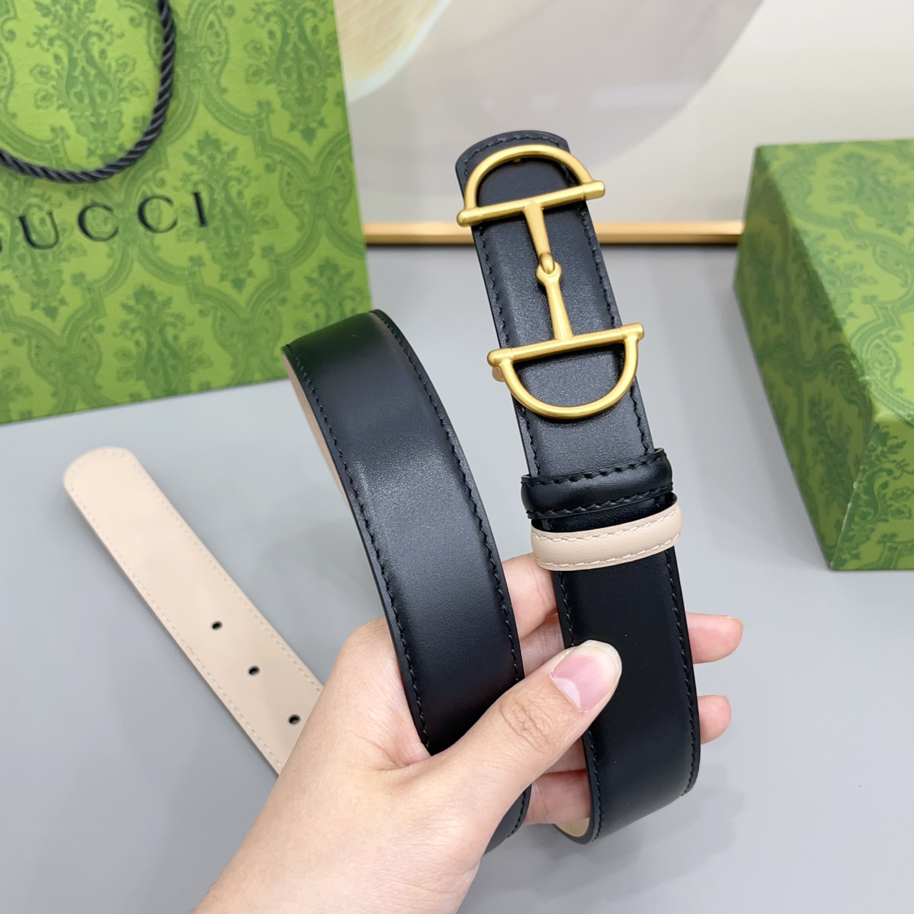 Gucci 古驰 3.0cm马刺是该品牌最受喜爱的标志之一，彰显了其与马术文化的渊源。这款可翻转的细款腰