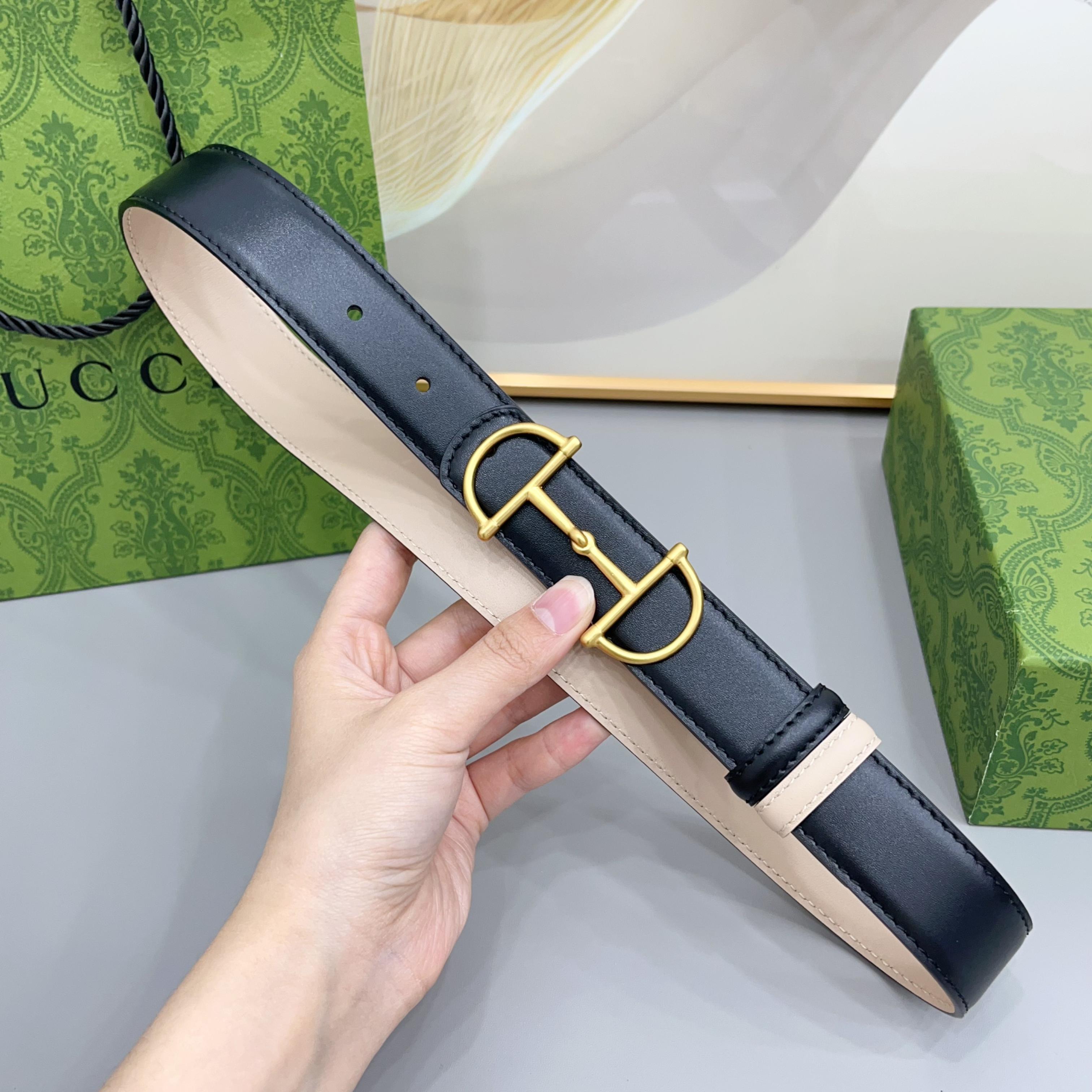 Gucci 古驰 3.0cm马刺是该品牌最受喜爱的标志之一，彰显了其与马术文化的渊源。这款可翻转的细款腰