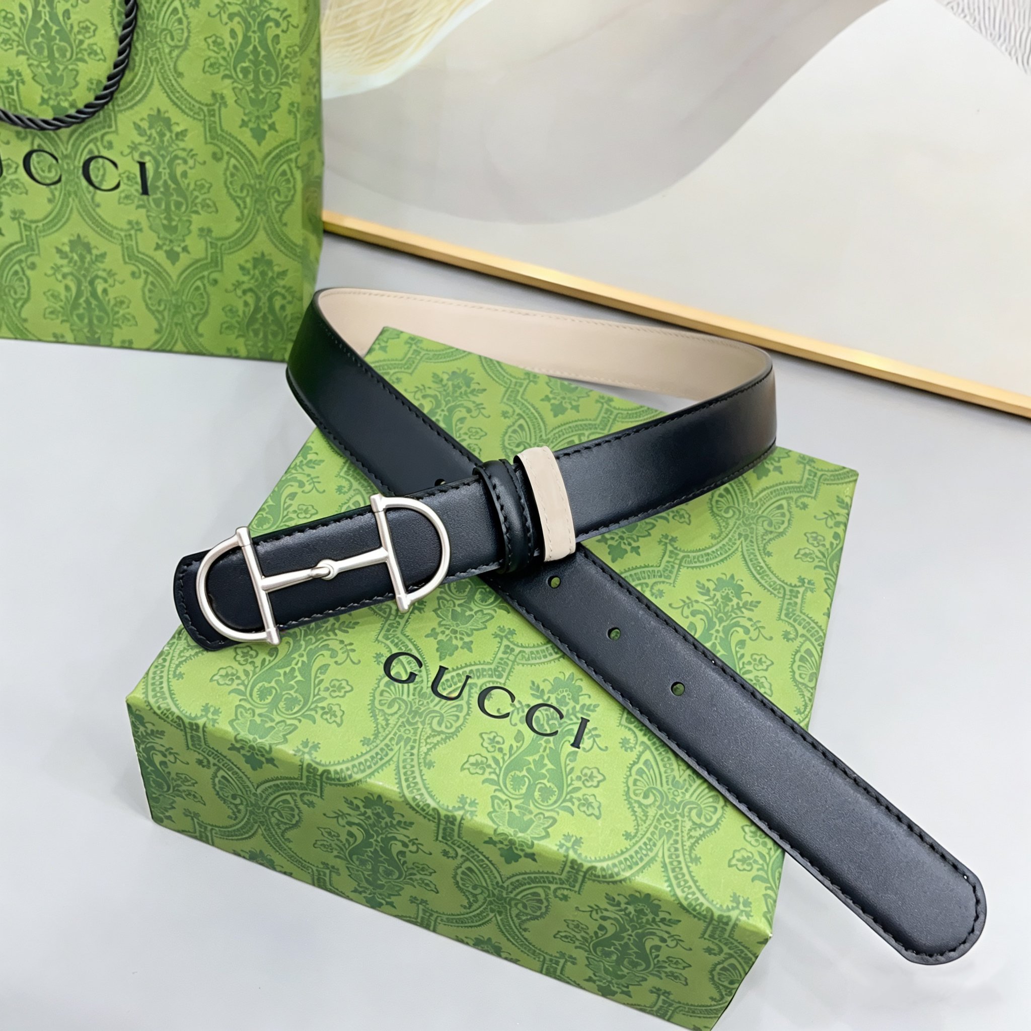 Gucci 古驰 3.0cm马刺是该品牌最受喜爱的标志之一，彰显了其与马术文化的渊源。这款可翻转的细款腰