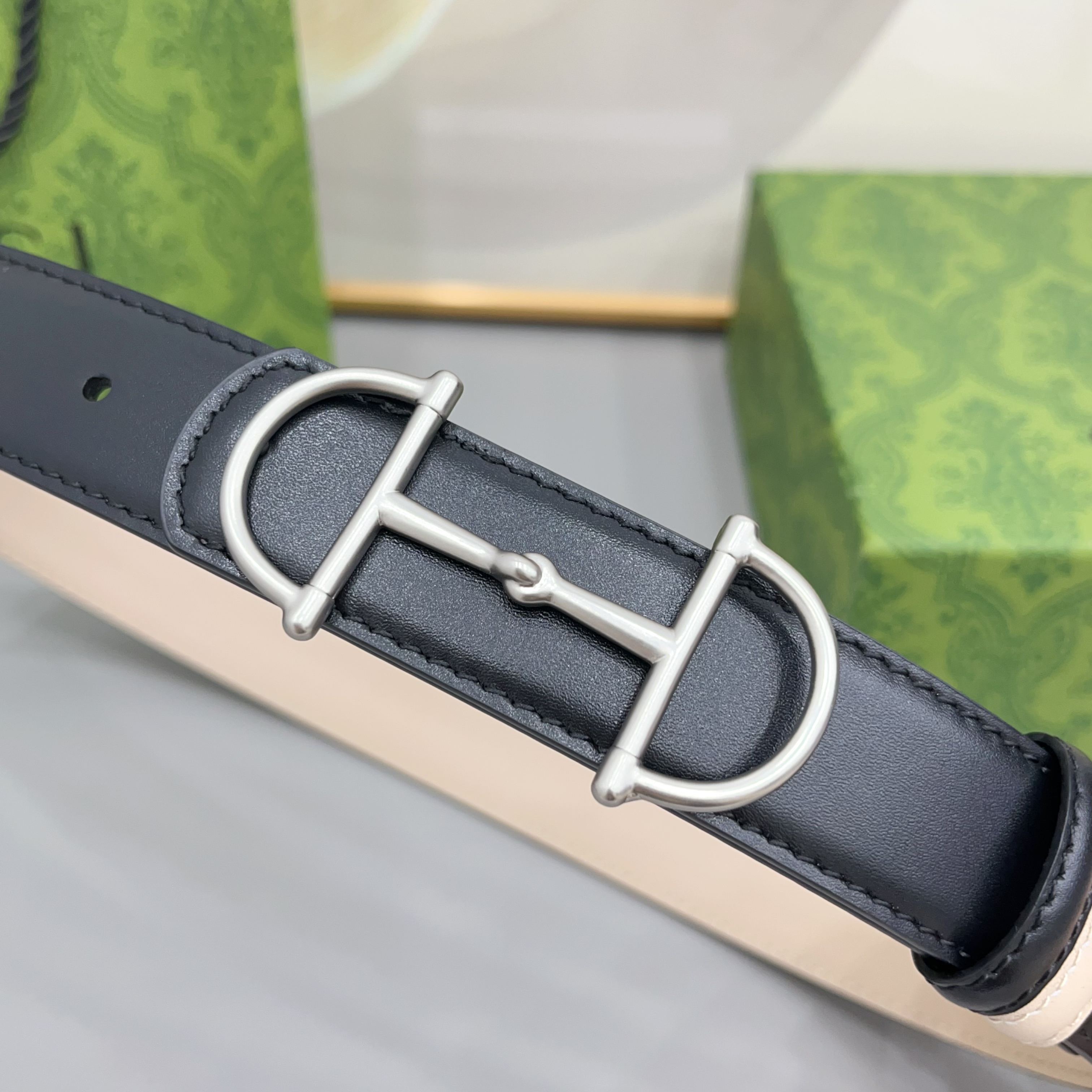 Gucci 古驰 3.0cm马刺是该品牌最受喜爱的标志之一，彰显了其与马术文化的渊源。这款可翻转的细款腰