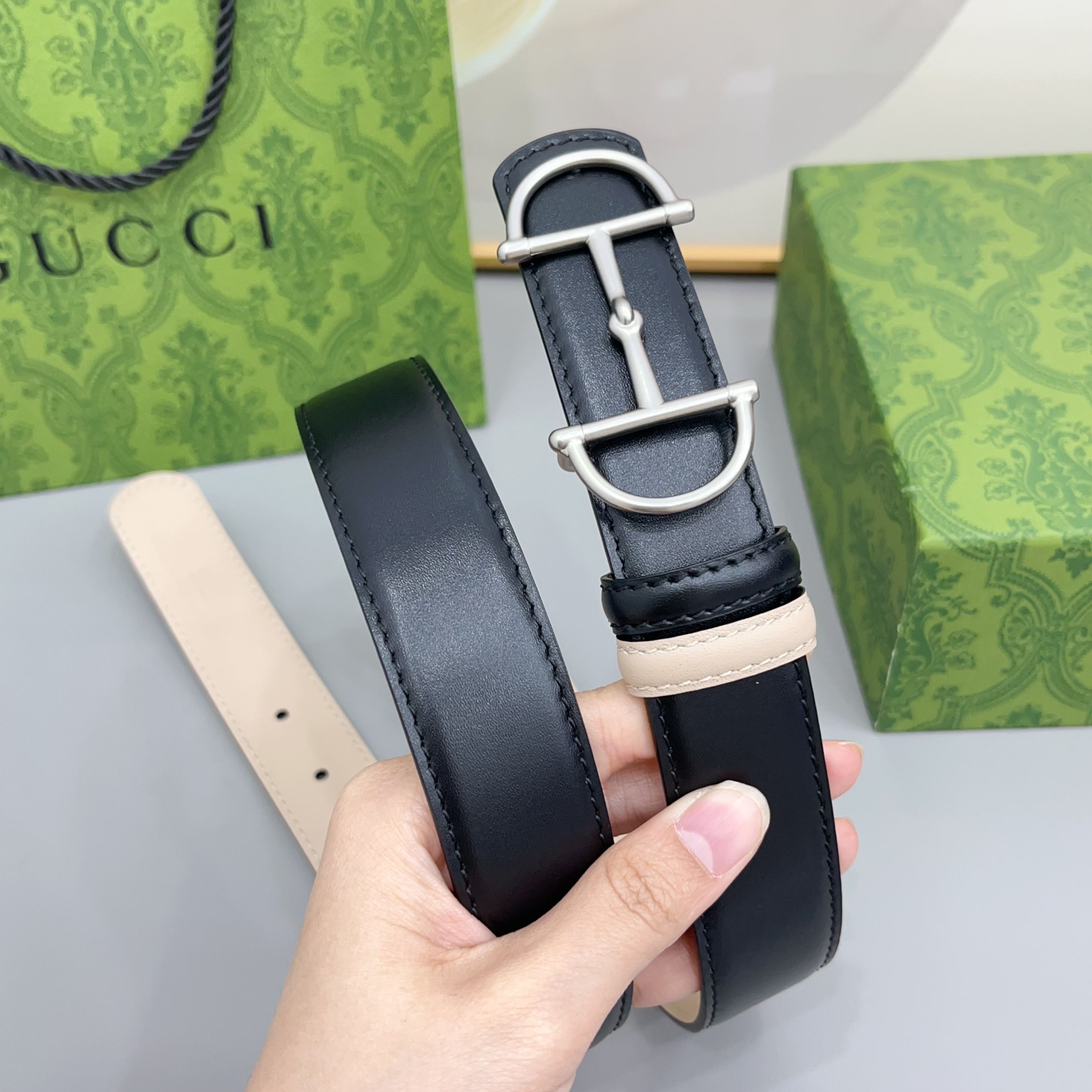 Gucci 古驰 3.0cm马刺是该品牌最受喜爱的标志之一，彰显了其与马术文化的渊源。这款可翻转的细款腰