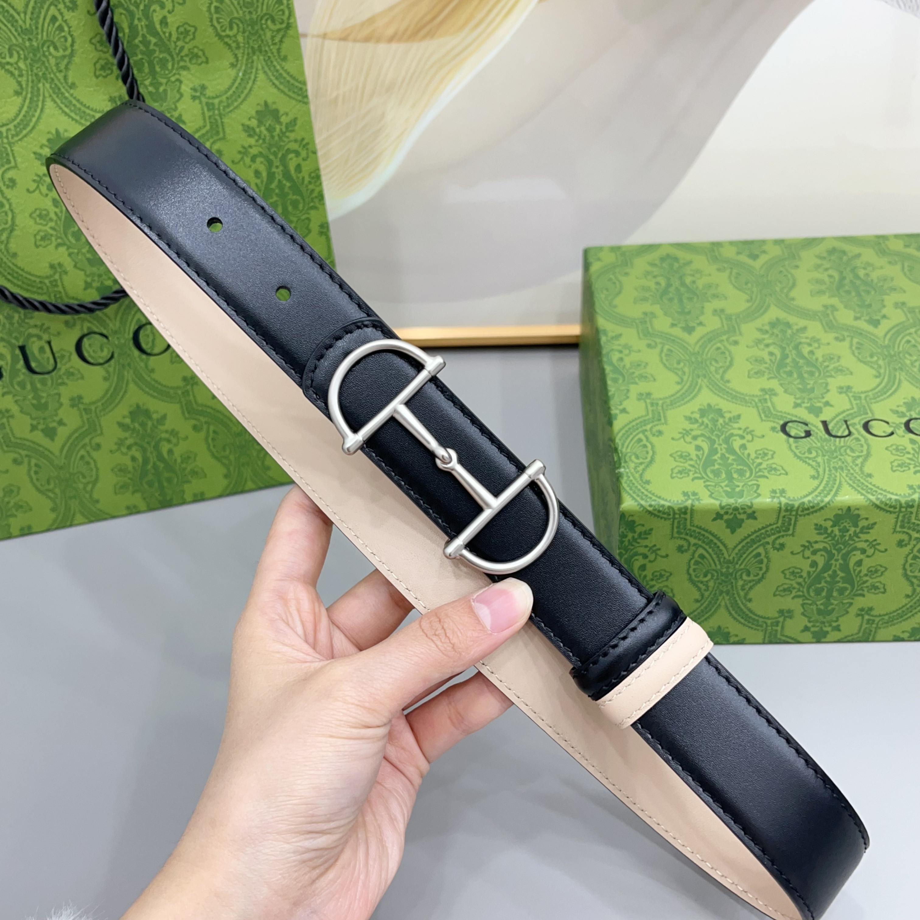 Gucci 古驰 3.0cm马刺是该品牌最受喜爱的标志之一，彰显了其与马术文化的渊源。这款可翻转的细款腰