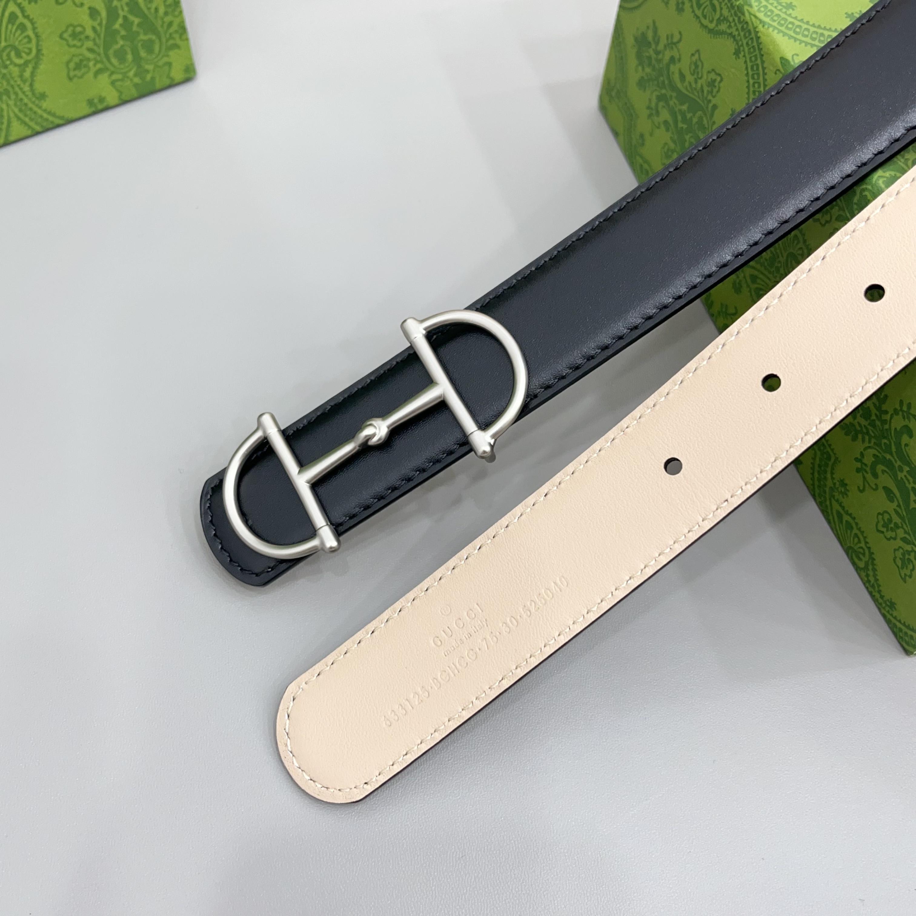 Gucci 古驰 3.0cm马刺是该品牌最受喜爱的标志之一，彰显了其与马术文化的渊源。这款可翻转的细款腰