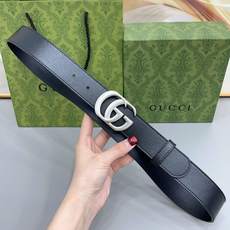 Gucci 古驰 3.5cm 此款风格是古驰 Primavera 系列的一部分。标志性的双 G 搭扣设计于这款皮质腰 Gucci 古驰 3.5cm 此款风格是古驰 Primavera 系列的一部分。标志性的双 G 搭扣设计于这款皮质腰