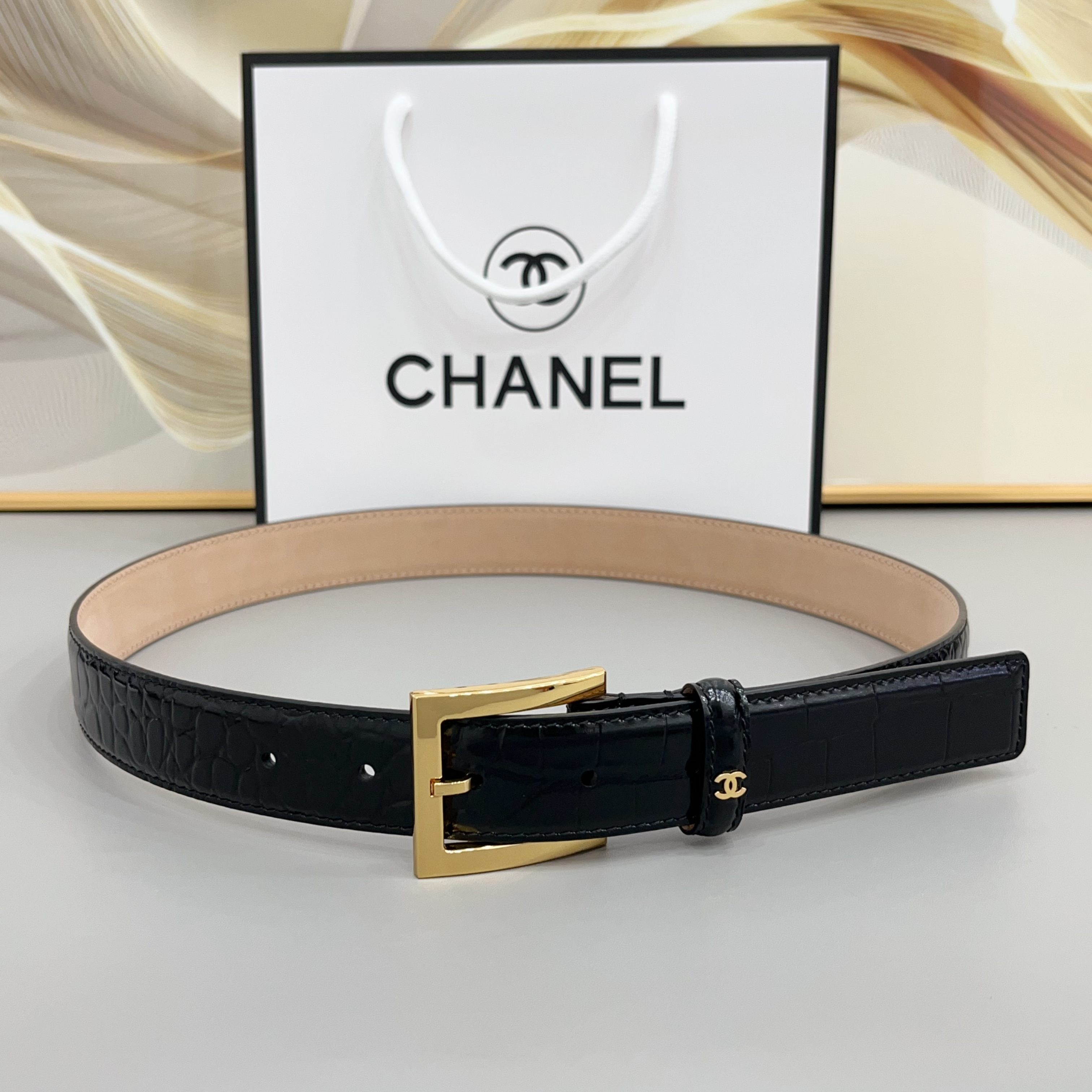 NO:763951,ChanelChanel3.0cm  When smooth and delicate leather meets retro crocodile pattern, and then uses advanced sand-based technology as the base, it balances elegance and strength just right. It is an all-purpose partner for suits, jeans, and skirts. It does not care about your body shape and can easily outline a neat waistline. One side is a warm and smooth glossy leather, which feels as delicate as silk; the other side is a three-dimensional crocodile pattern, which is naturally  With retro wildness, it has one waist and two sides, and can be switched at will. Whether you are commuting to work smartly or going out on the weekend casually, it can be the finishing touch in your style, wearing Chanel's classic style on your body. Belts, chanel, chanel, skirts, jeans, business  suit19860909香奈儿Chanel3.0cm 当平稳细腻的皮革遇上复古鳄鱼纹,再以高级沙底工艺打底,把优雅与力量感平衡得恰到好处.是西装、牛仔裤、半身裙的万能搭档,不挑身形,轻松勾勒利落腰线.一面是温润平滑的光面皮革,触感细腻如丝；一面是立体鳄鱼纹,自带复古野性,一腰双面,随心切换.无论是通勤职场的干练,还是周末出街的随性,它都能成为造型里的点睛之笔,把香奈儿的经典格调戴在身上.,皮带,chanel,chanel,skirts,jeans,business suit,Belt