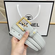 Chanel 3.0cm当平稳细腻的皮革遇上高级沙底工艺打底,把优雅与力量感平衡得恰到好处。是西装、 Chanel 3.0cm当平稳细腻的皮革遇上高级沙底工艺打底,把优雅与力量感平衡得恰到好处。是西装、