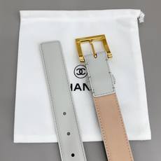 Chanel 3.0cm当平稳细腻的皮革遇上高级沙底工艺打底,把优雅与力量感平衡得恰到好处。是西装、 Chanel 3.0cm当平稳细腻的皮革遇上高级沙底工艺打底,把优雅与力量感平衡得恰到好处。是西装、