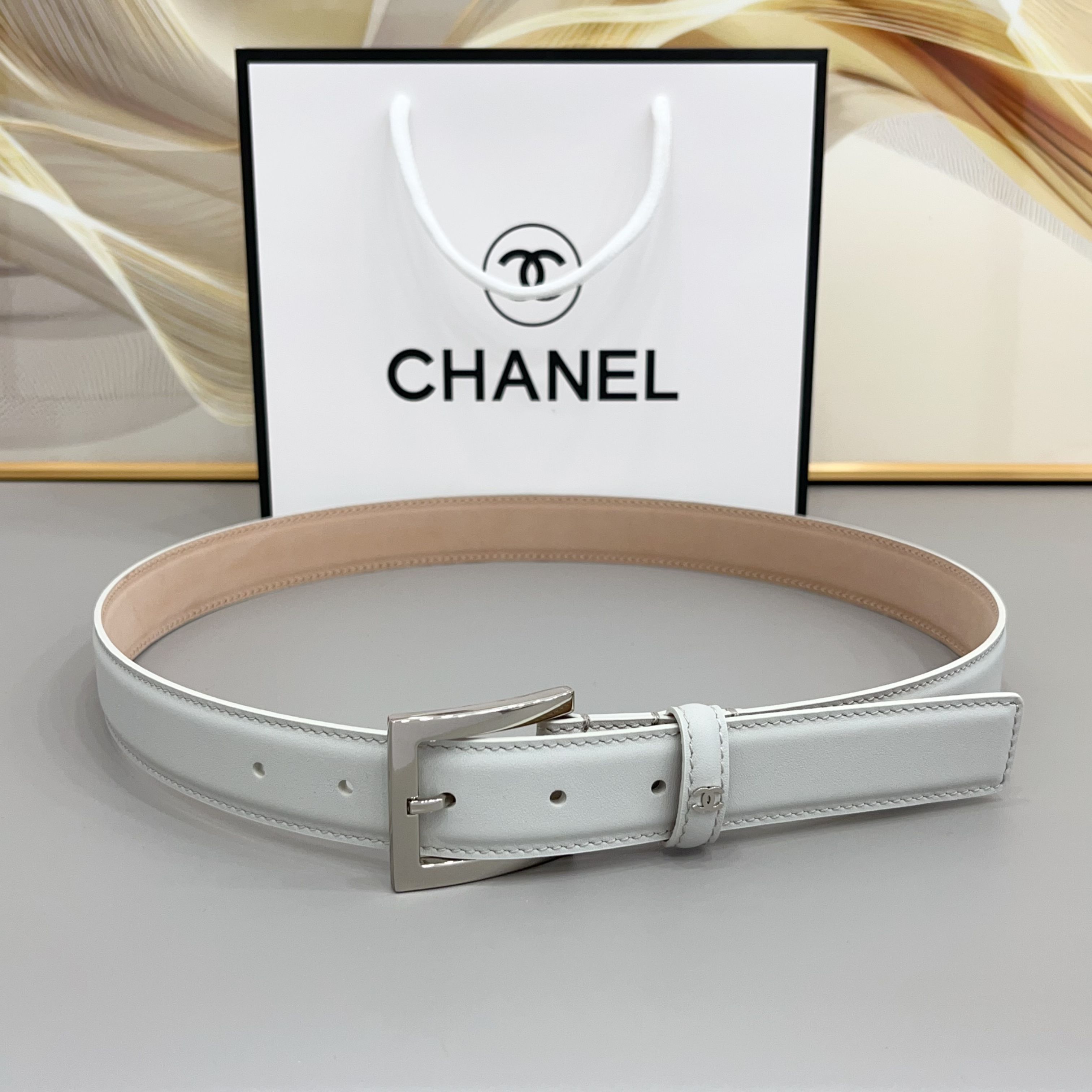 NO:860840,Original order Chanel3.0cm  When the smooth and delicate leather meets the high-end sand-based craftsmanship, elegance and strength are perfectly balanced. It is an all-purpose partner for suits, jeans, and skirts. It does not care about your body shape and easily outlines your waistline. The warm and smooth glossy leather has a delicate and silky touch, no matter it is  Whether you are smart for commuting to the workplace or casual for going out on the weekends, it can be the finishing touch in your look, wearing Chanel’s classic style on your body., belt, chanel, chanel, skirts, jeans, business  suit19860909原单Chanel3.0cm 当平稳细腻的皮革遇上高级沙底工艺打底,把优雅与力量感平衡得恰到好处.是西装、牛仔裤、半身裙的万能搭档,不挑身形,轻松勾勒利落腰线.温润平滑的光面皮革,触感细腻如丝,无论是通勤职场的干练,还是周末出街的随性,它都能成为造型里的点睛之笔,把香奈儿的经典格调戴在身上.,皮带,chanel,chanel,skirts,jeans,business suit,Belt