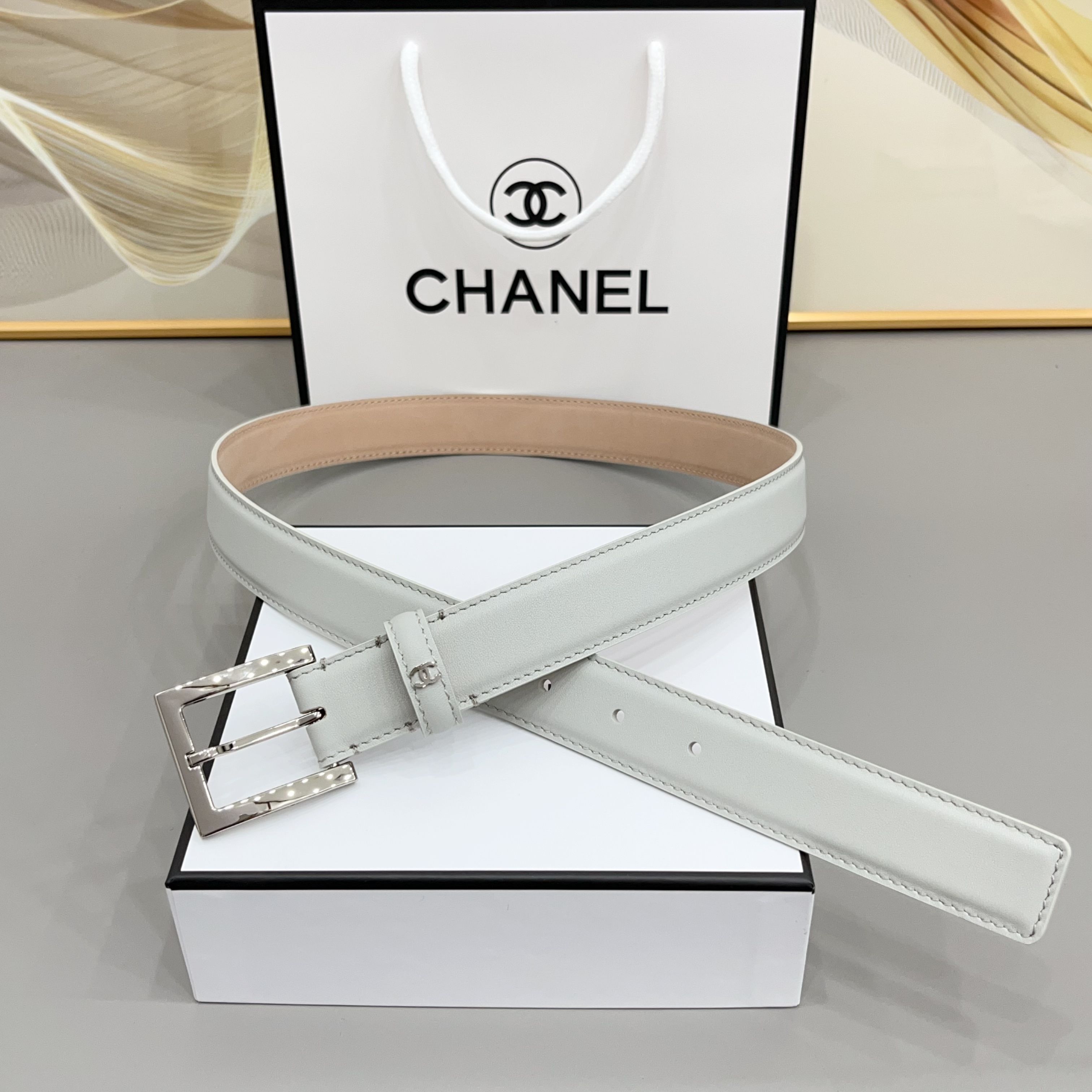 Chanel   3.0cm当平稳细腻的皮革遇上高级沙底工艺打底，把优雅与力量感平衡得恰到好处。是西装、