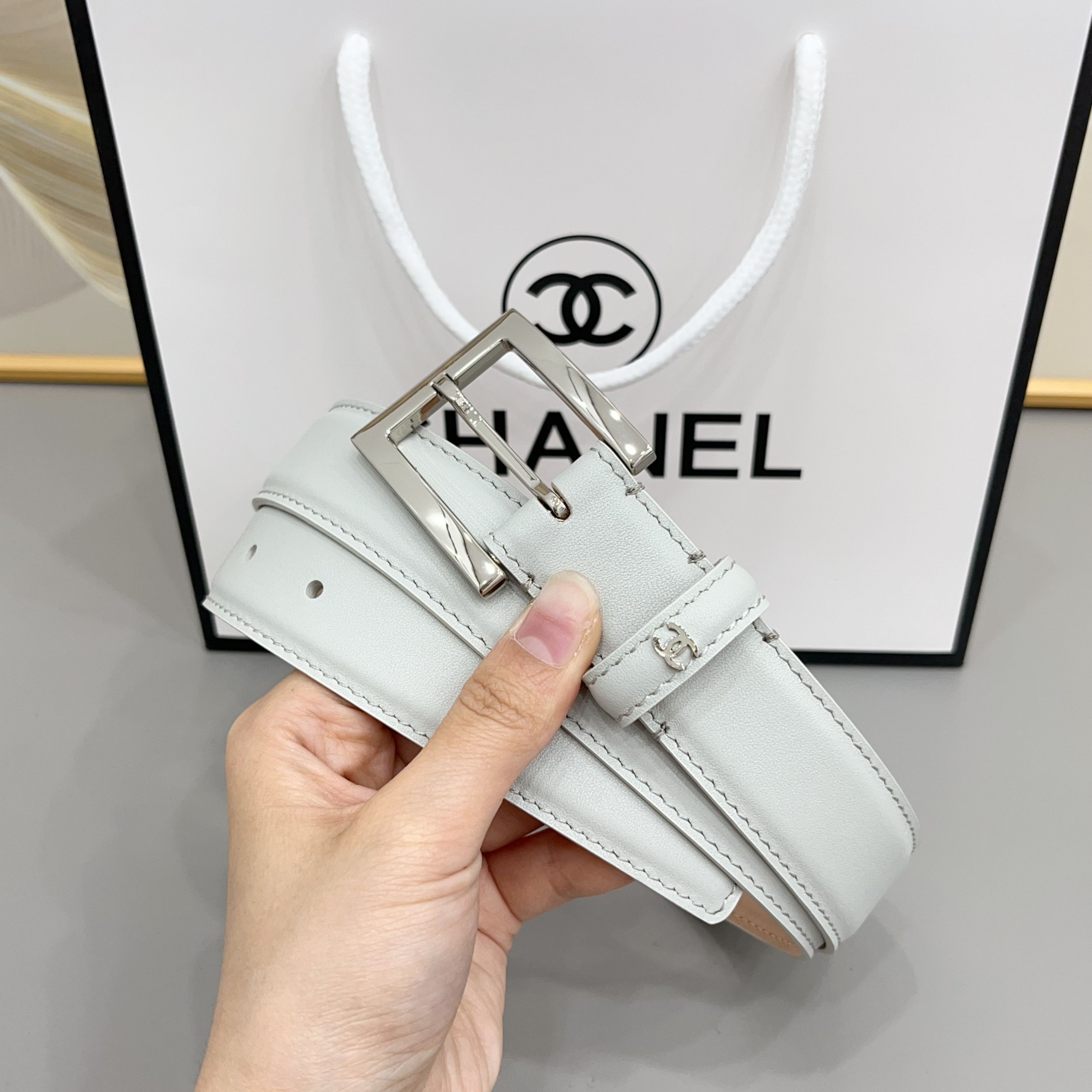 Chanel   3.0cm当平稳细腻的皮革遇上高级沙底工艺打底，把优雅与力量感平衡得恰到好处。是西装、