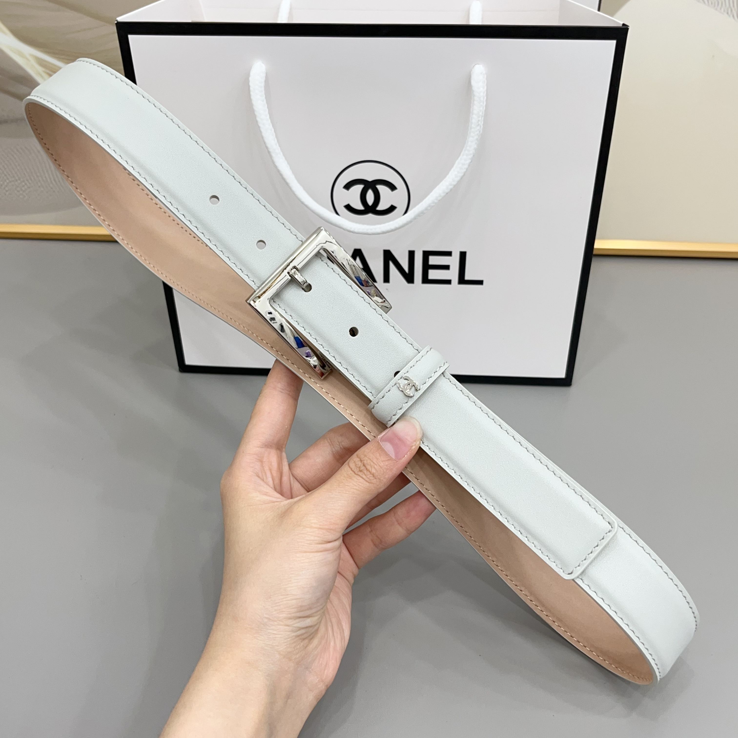Chanel   3.0cm当平稳细腻的皮革遇上高级沙底工艺打底，把优雅与力量感平衡得恰到好处。是西装、