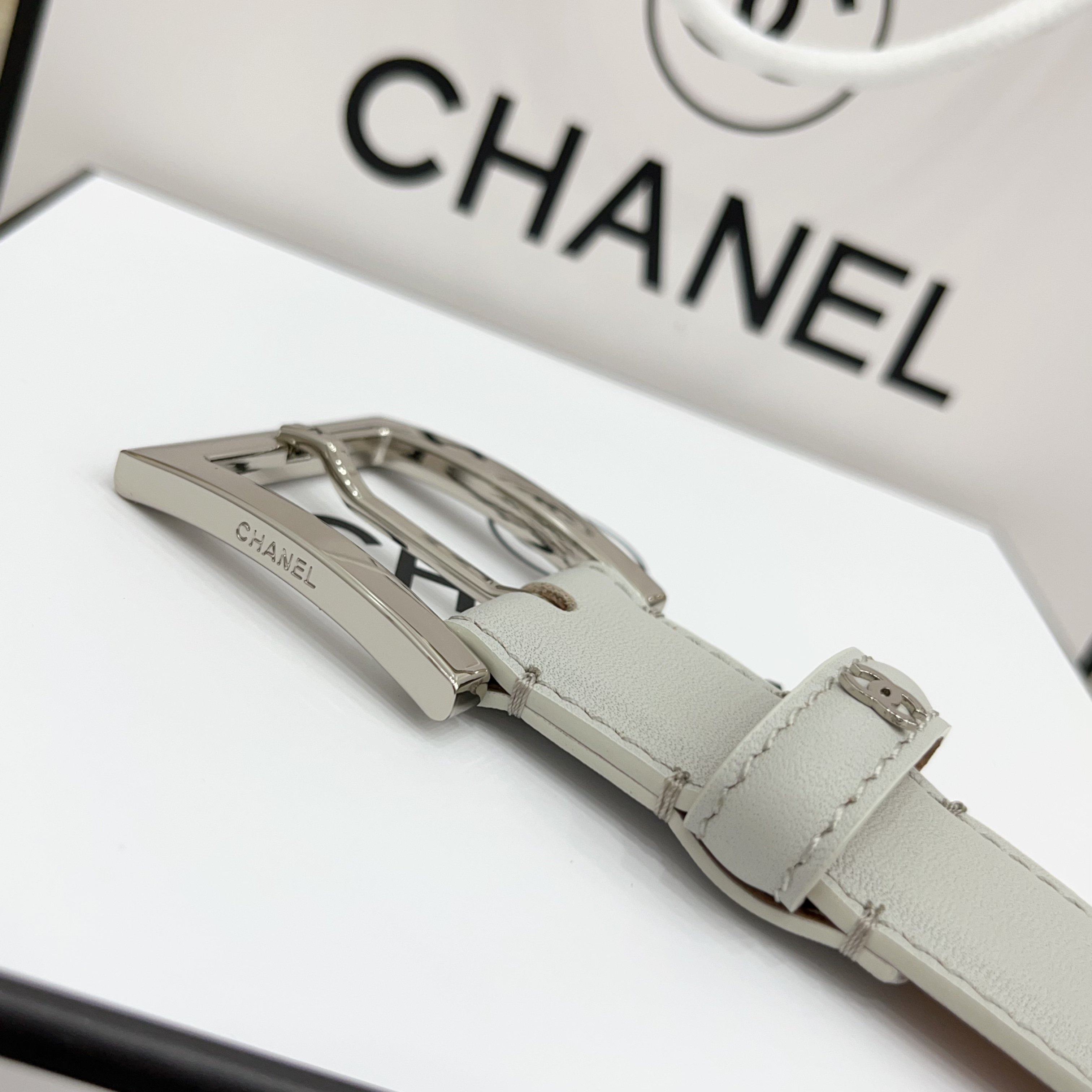 Chanel   3.0cm当平稳细腻的皮革遇上高级沙底工艺打底，把优雅与力量感平衡得恰到好处。是西装、