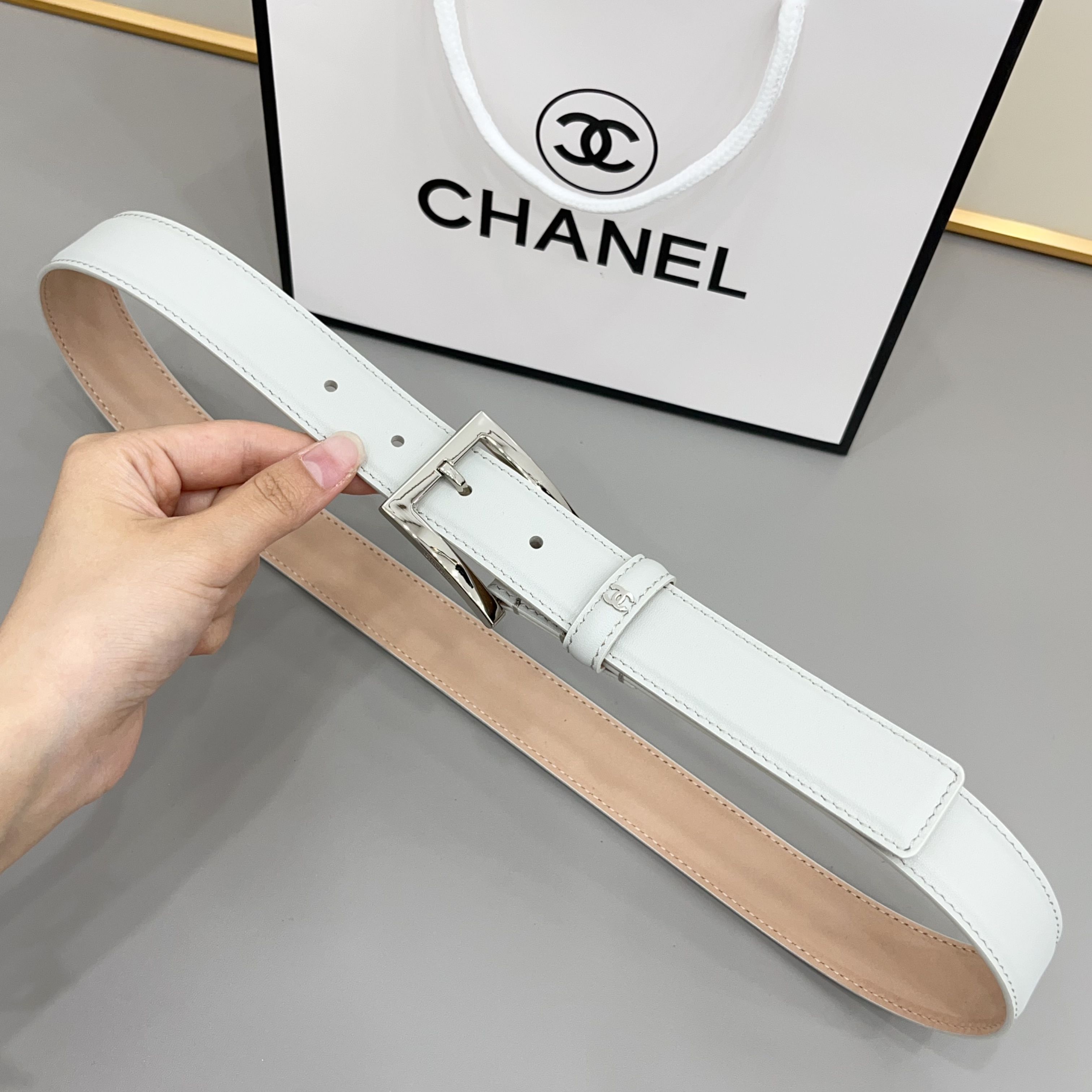 Chanel   3.0cm当平稳细腻的皮革遇上高级沙底工艺打底，把优雅与力量感平衡得恰到好处。是西装、