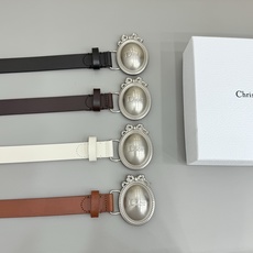 Dior 2.5cm腰带以 18 世纪洛可可风格展现了迪奥沙龙风格的精致。采用黑色托莱多小牛皮制成, Dior 2.5cm腰带以 18 世纪洛可可风格展现了迪奥沙龙风格的精致。采用黑色托莱多小牛皮制成,