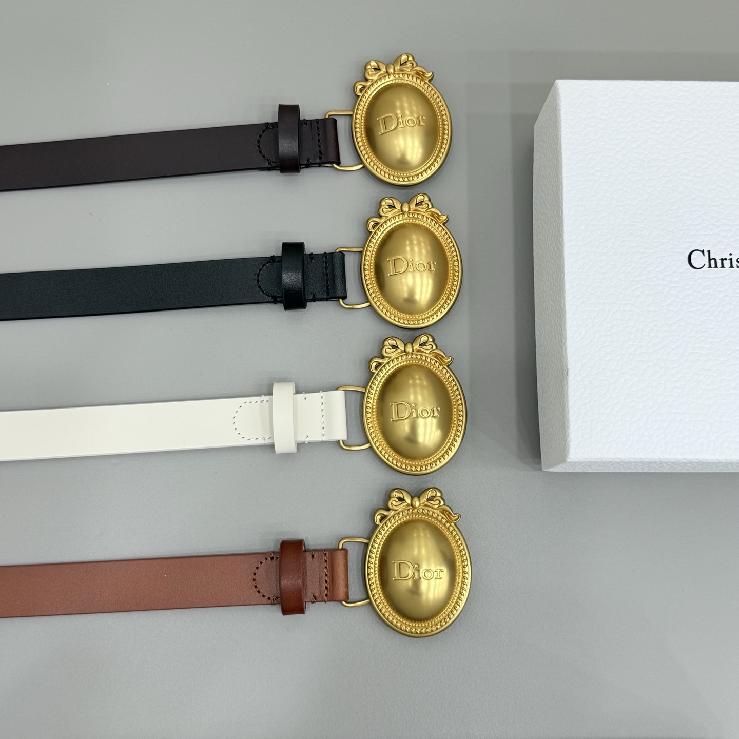 Dior 2.5cm腰带以 18 世纪洛可可风格展现了迪奥沙龙风格的精致。采用黑色托莱多小牛皮制成, Dior 2.5cm腰带以 18 世纪洛可可风格展现了迪奥沙龙风格的精致。采用黑色托莱多小牛皮制成,