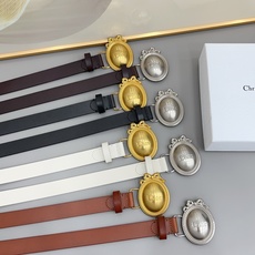 Dior 2.5cm腰带以 18 世纪洛可可风格展现了迪奥沙龙风格的精致。采用黑色托莱多小牛皮制成, Dior 2.5cm腰带以 18 世纪洛可可风格展现了迪奥沙龙风格的精致。采用黑色托莱多小牛皮制成,