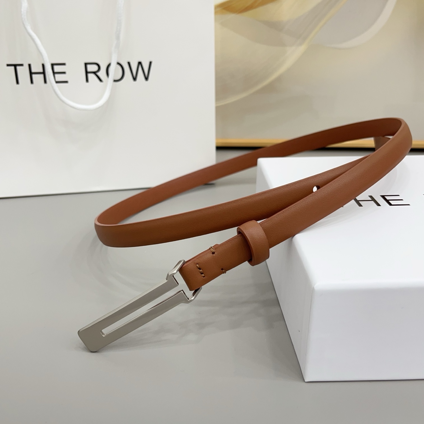 THE ROW 1.5cm细腰带不用费力搭配，扣上就有松弛又高级的氛围焦糖棕是温柔，黑是酷飒，深咖是复古