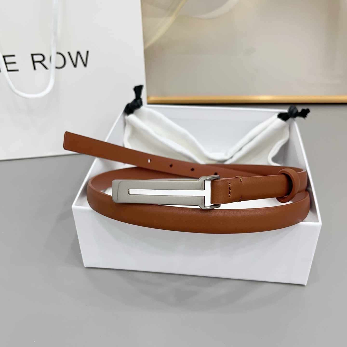 THE ROW 1.5cm细腰带不用费力搭配，扣上就有松弛又高级的氛围焦糖棕是温柔，黑是酷飒，深咖是复古