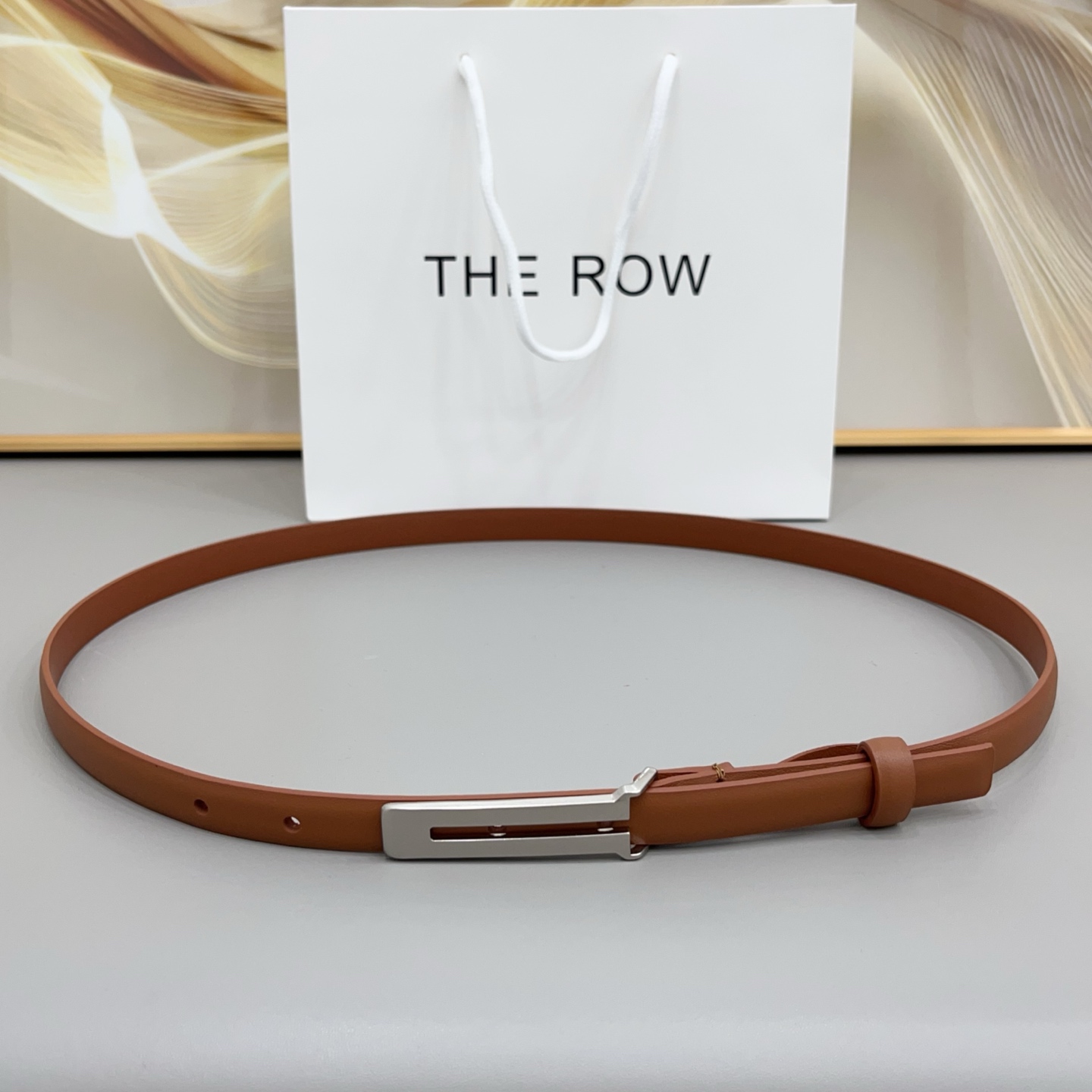 NO:860803,Original order THE ROW 1.5cm thin belt. You don’t have to work hard to match it. When you buckle it, you will have a relaxed and high-end atmosphere. Caramel brown is gentle, black is cool and dark coffee is retro. The exquisiteness of the outfit is hidden in every small detail. Belt19860909原单THE ROW 1.5cm细腰带 不用费力搭配,扣上就有松弛又高级的氛围 焦糖棕是温柔,黑是酷飒,深咖是复古 把穿搭的精致感,藏在每一个小细节里.,皮带,Belt