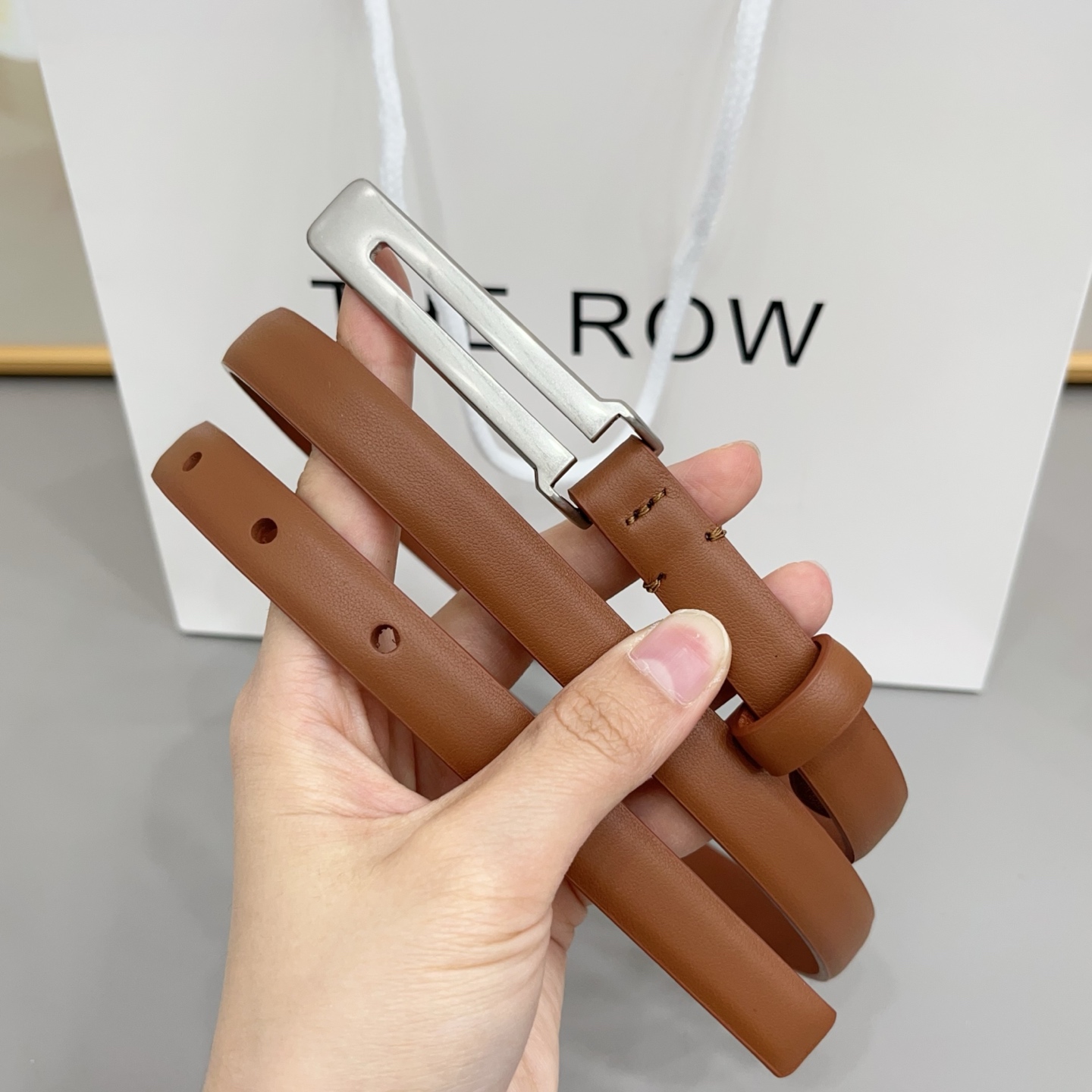 THE ROW 1.5cm细腰带不用费力搭配，扣上就有松弛又高级的氛围焦糖棕是温柔，黑是酷飒，深咖是复古