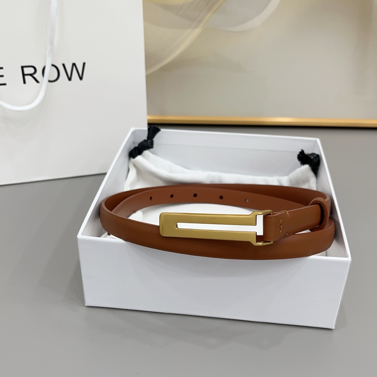THE ROW 1.5cm细腰带不用费力搭配，扣上就有松弛又高级的氛围焦糖棕是温柔，黑是酷飒，深咖是复古
